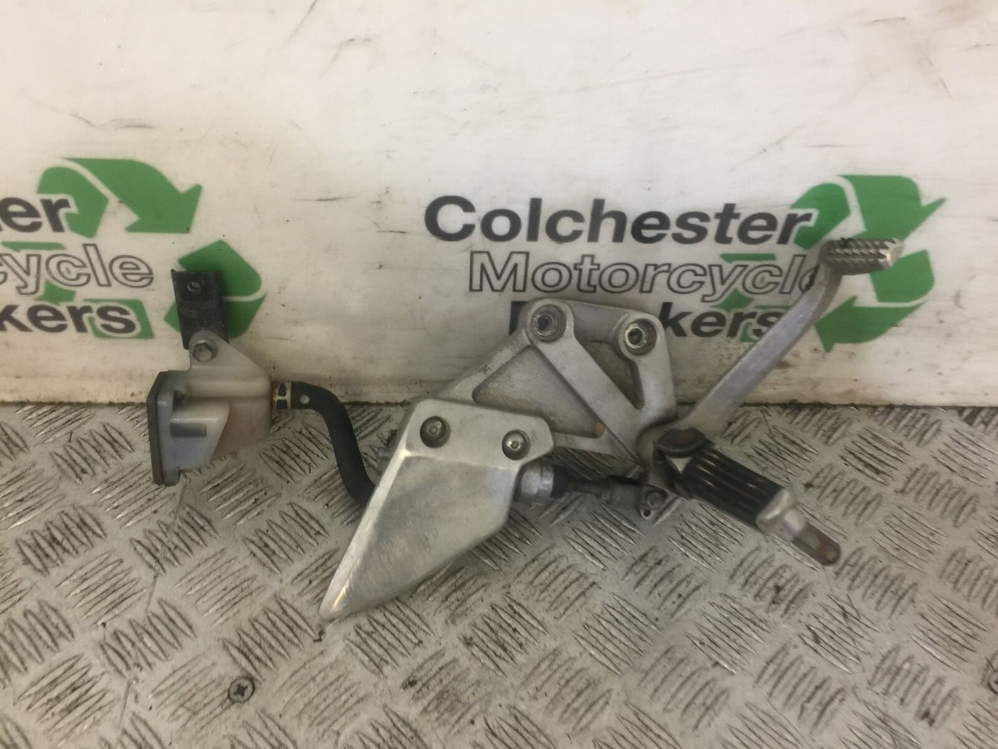 SUZUKI SV1000 SV 1000 K3 FRONT RIGHT HANGER YEAR 2004 (STOCK 696)