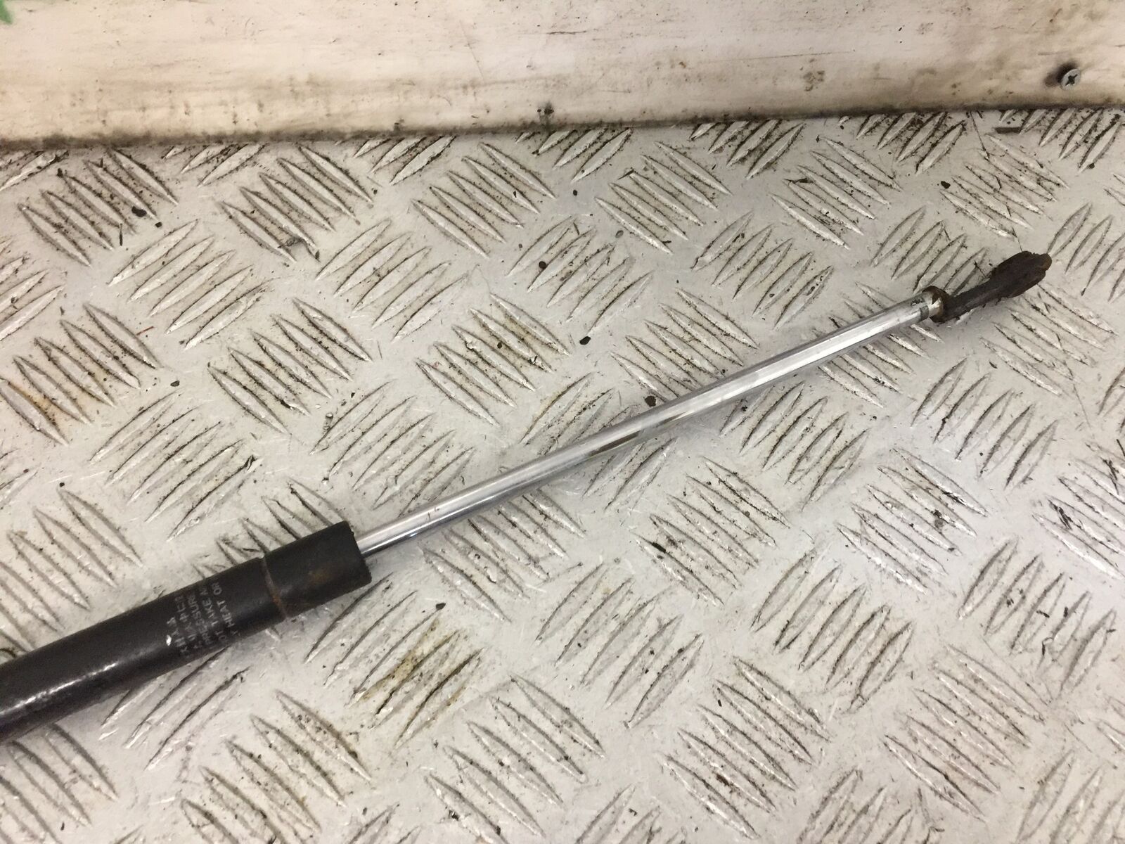 SUZUKI AN 250 BURGMAN SEAT HINGE YEAR 1999  (STOCK 881)