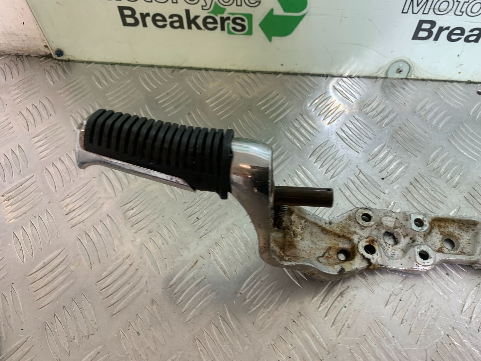 SUZUKI VS1400 VS 1400 INTRUDER FOOTRESTS AND BRACKET   YEAR 1988 (CMB1077)