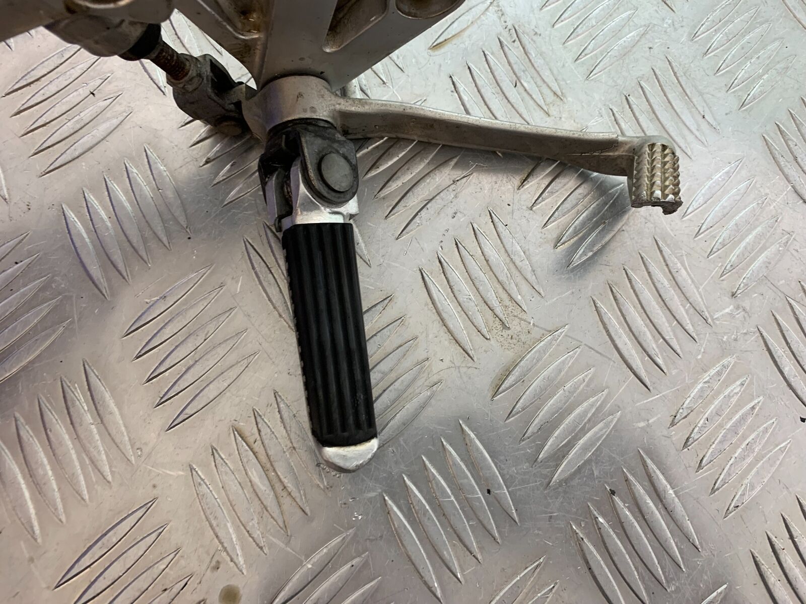 SUZUKI SV650 SV 650 FRONT RIGHT  HANGER  YEAR 2003-2006 (CMB1014)