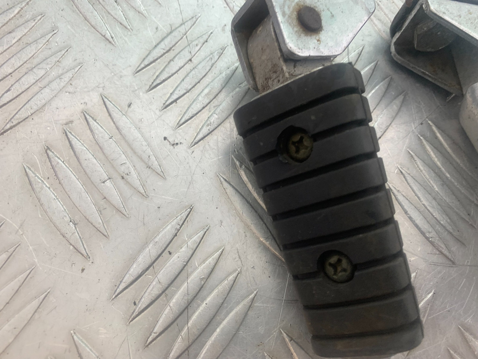 YAMAHA XV535 XV 535 VIRAGO REAR FOOTPEGS YEAR 1994-02 (CMB1139)