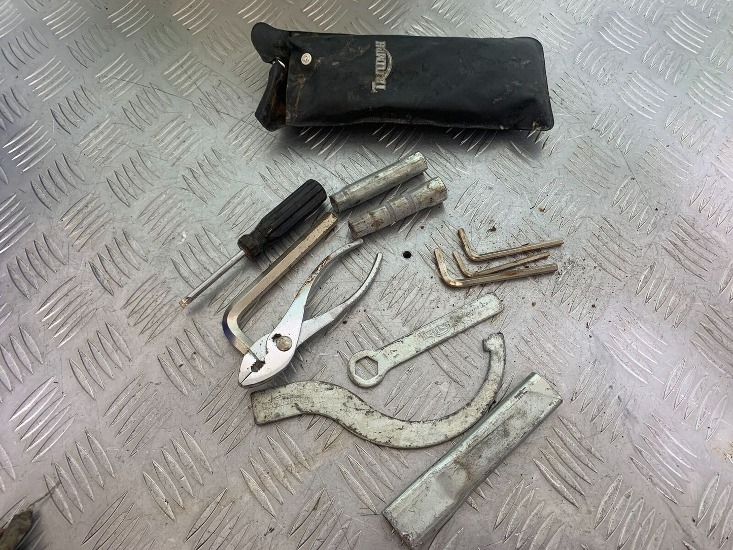 TRIUMPH 955i SPRINT ST TOOLS  YEAR 1999-2004 (CMB1124)