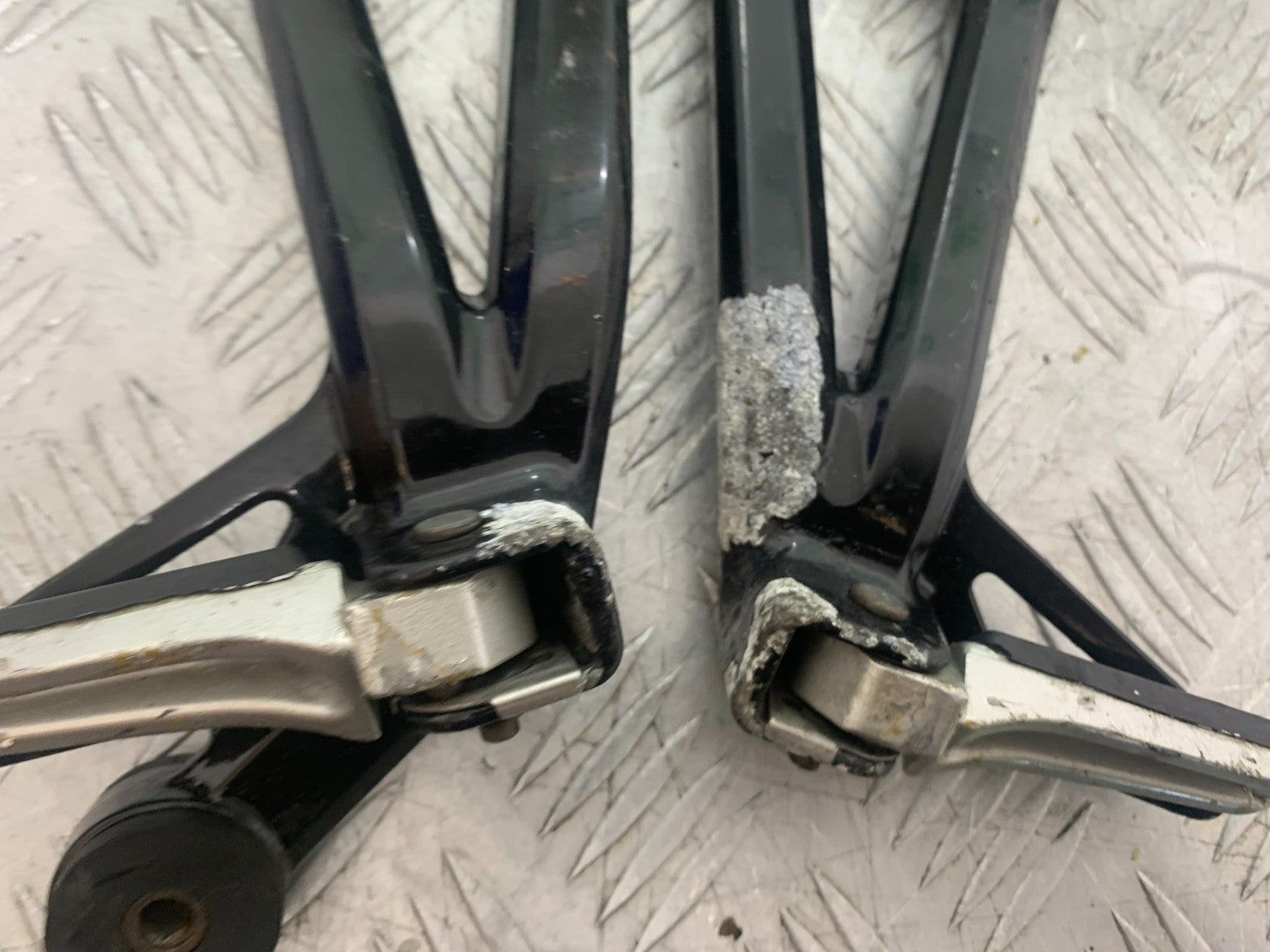SUZUKI GSX750 INAZUMA REAR HANGERS AND PEGS   YEAR 1998-2003 (CMB1308)