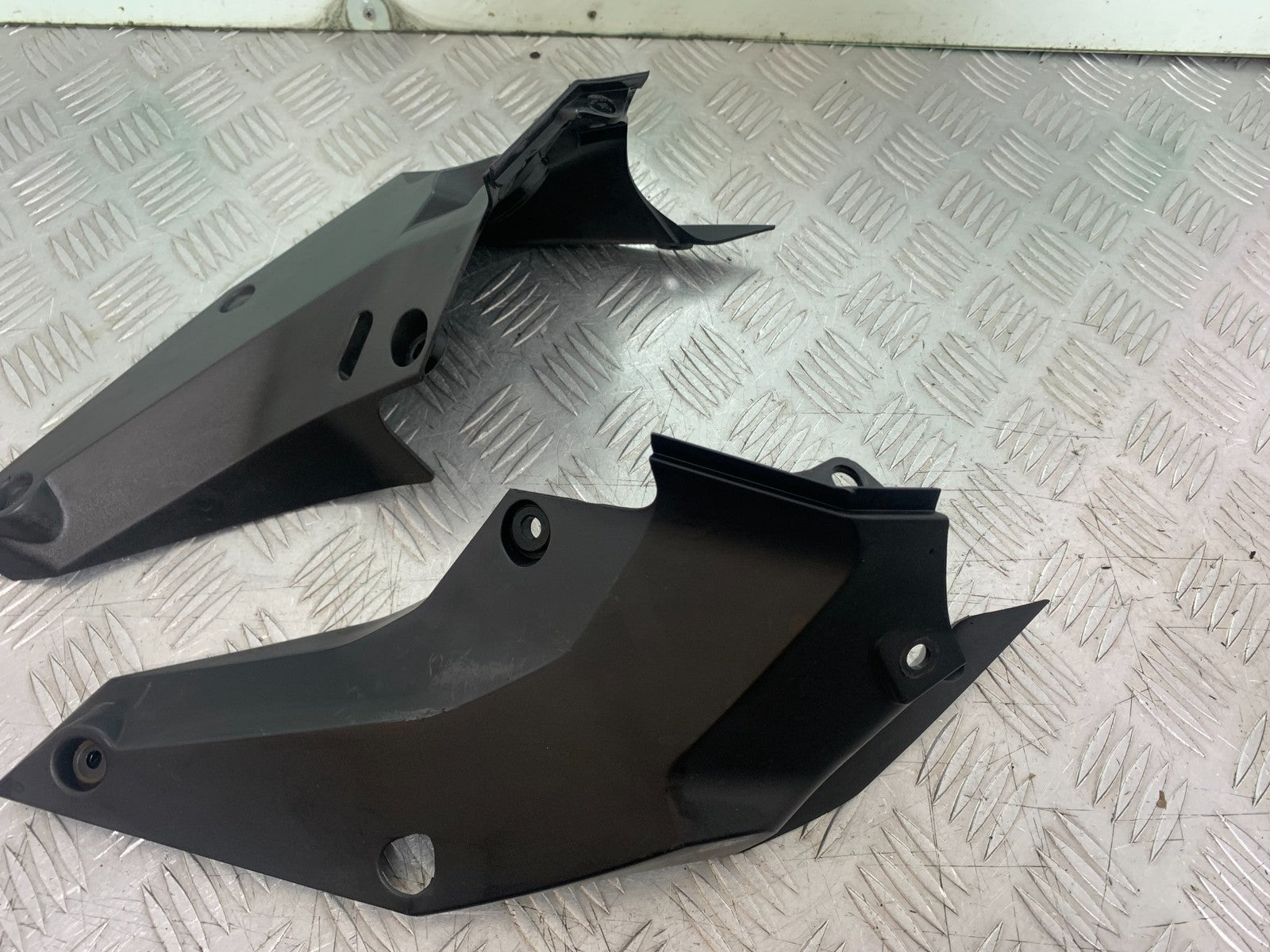 KTM DUKE 125 LEFT AND RIGHT INFILLS  YEAR 2017-2022 (CMB1222)