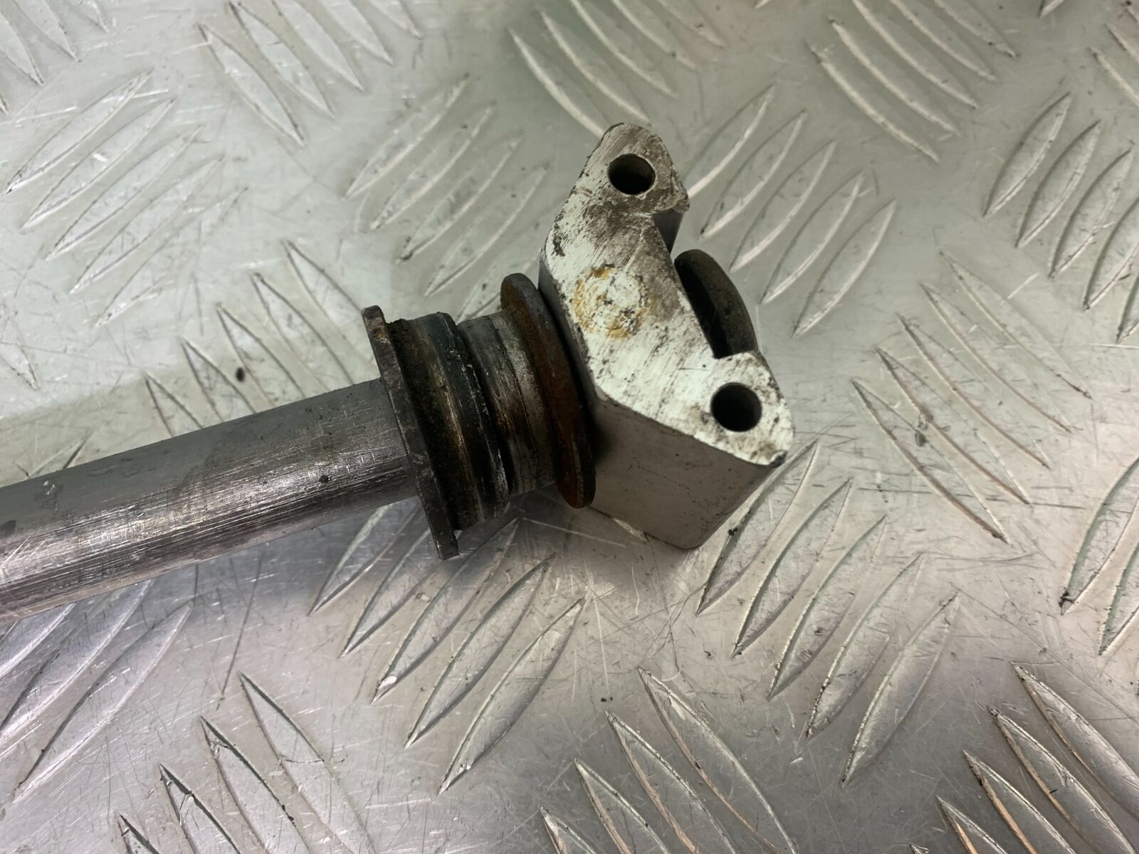 YAMAHA XJR1300 XJR 1300 REAR WHEEL SPINDLE 1999-2003 (CMB1119)