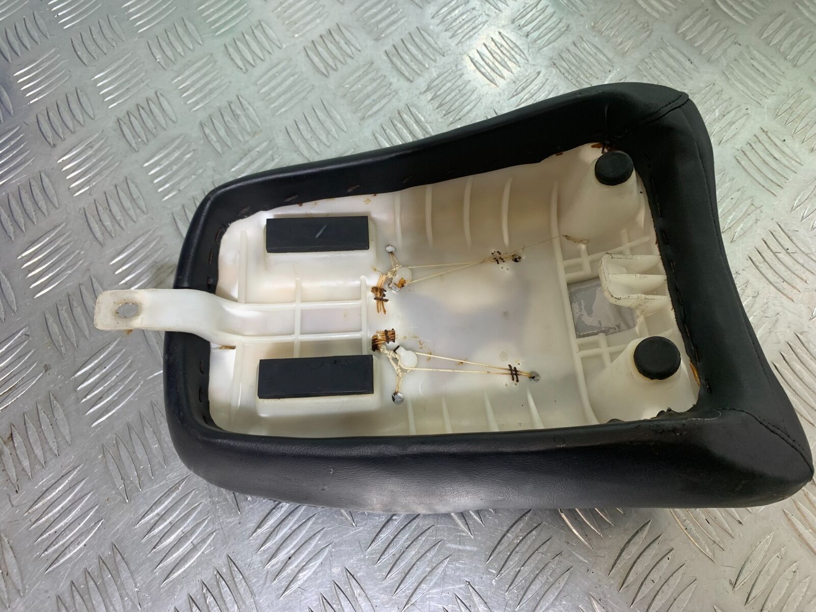 SUZUKI VS1400 VS 1400 INTRUDER REAR SEAT   YEAR 1988 (CMB1077)