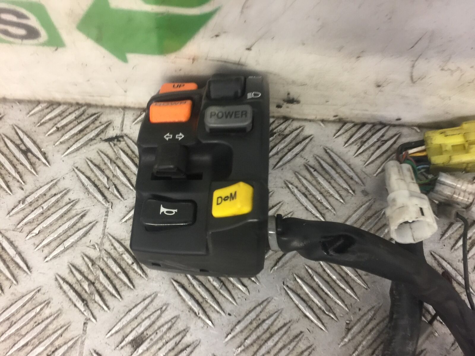 SUZUKI 650 BURGMAN LEFT SWITCH GEAR  YEAR 2006-2012 (STOCK 471)