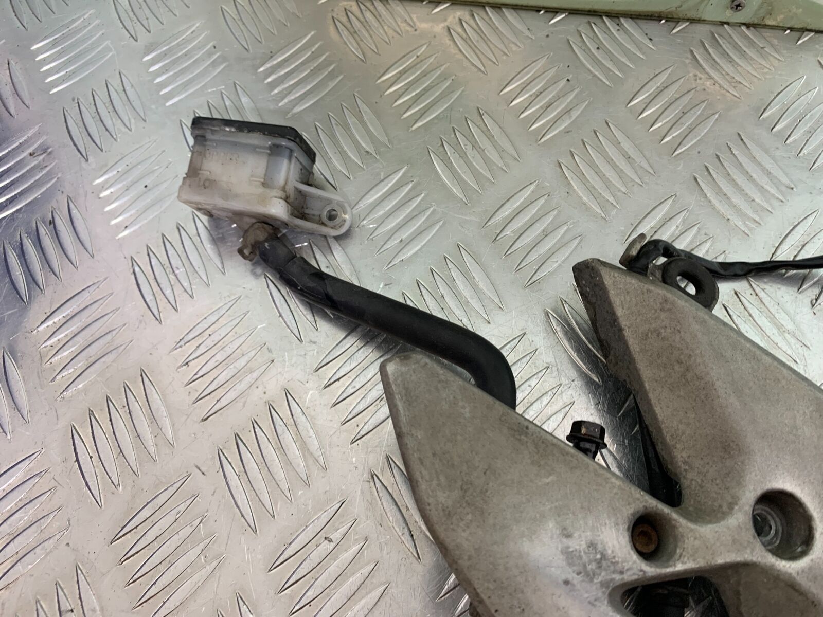 HONDA CBR500R CBR 500 R FRONT RIGHT HANGER  YEAR 2012-16 (CMB1048)