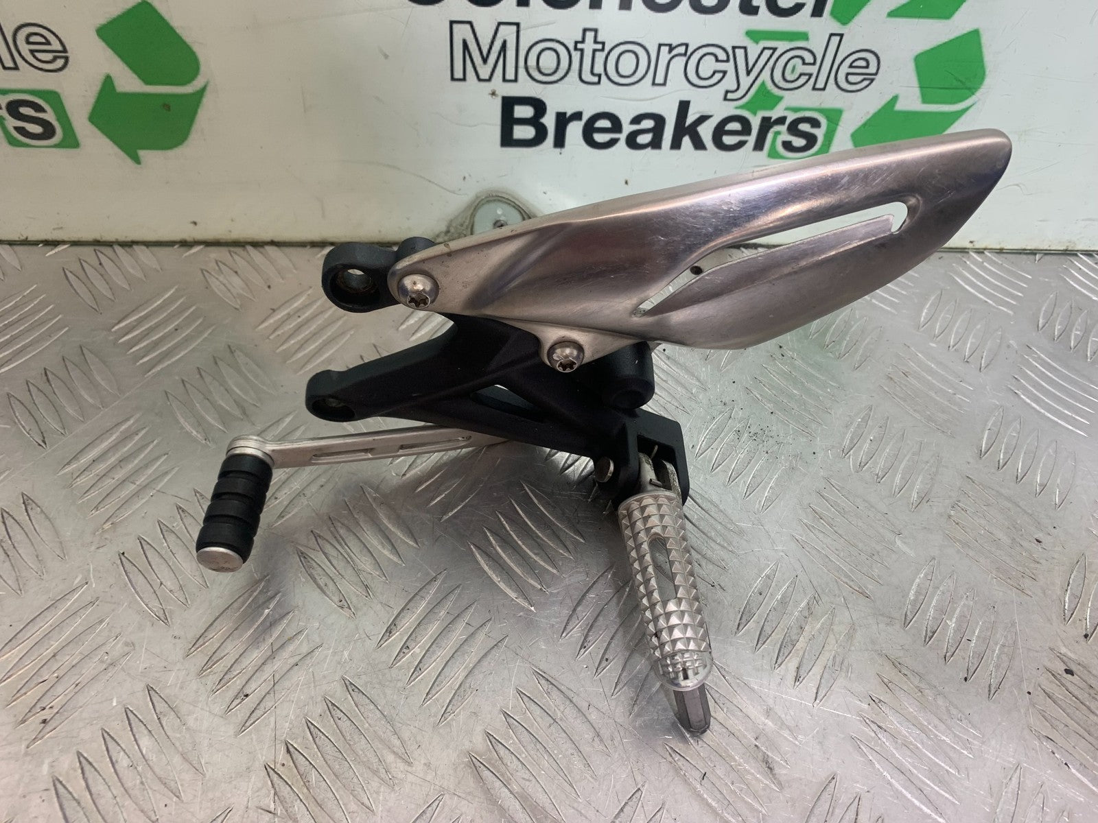 TRIUMPH 675 STREET TRIPLE FRONT LEFT HANGER   2013-2016 (CMB1186)