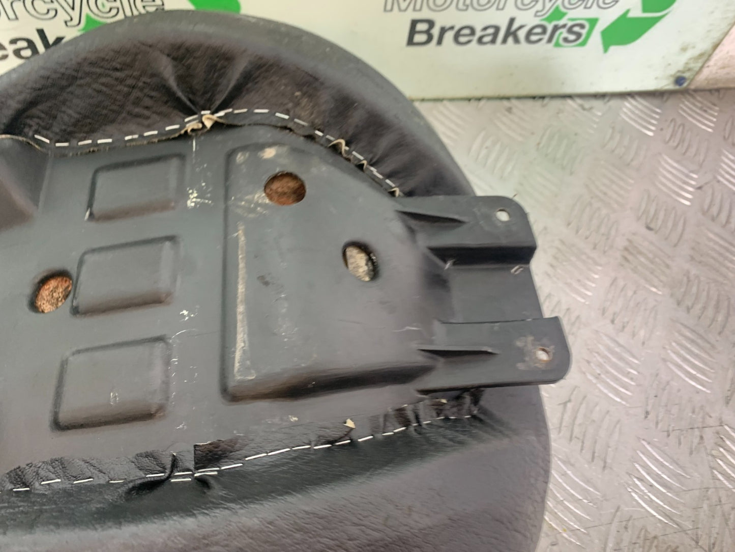 HONDA VT700 VT 700 SHADOW FRONT SEAT YEAR 1984-85 (CMB1328)
