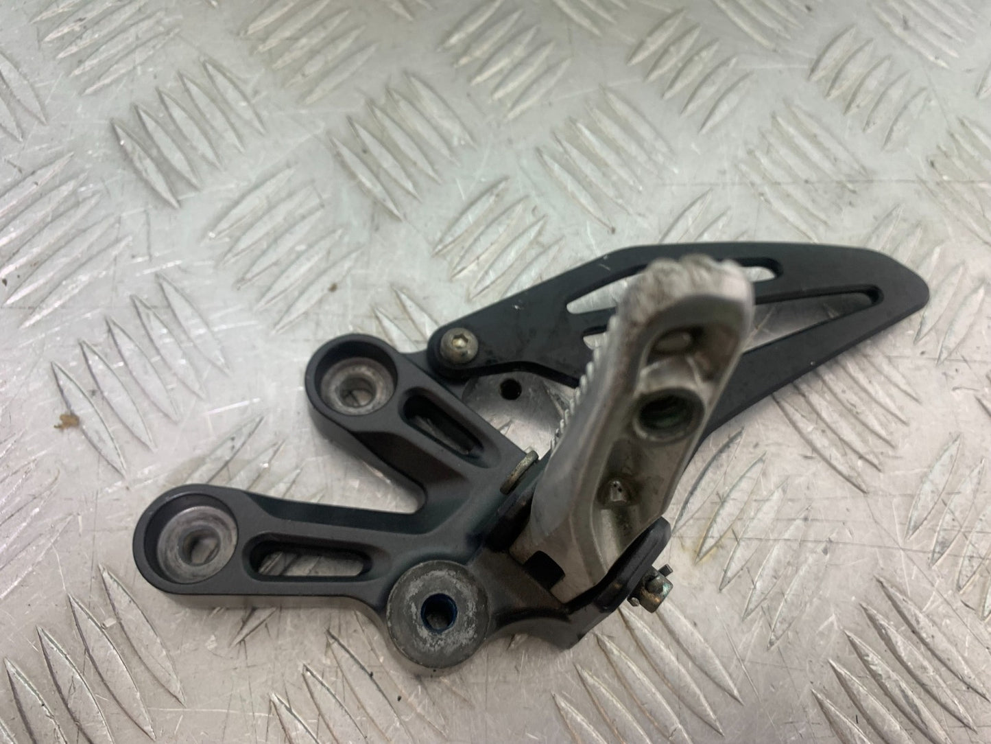 YAMAHA YZF R7 FRONT LEFT HANGER  AND PEG  YEAR 2022-2025 (CMB1255)
