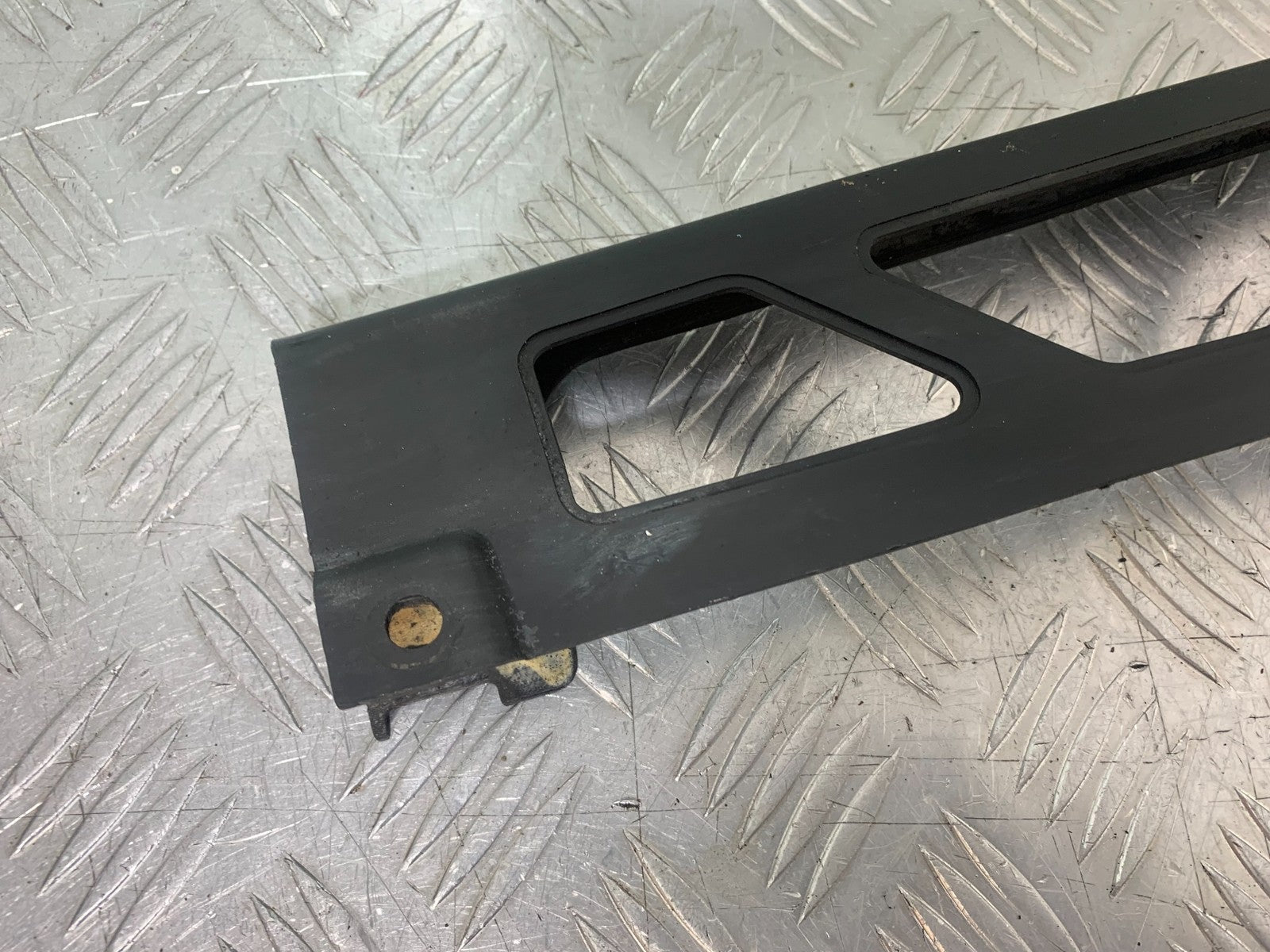 KAWASAKI GPZ600 GPZ 600 CHAIN GUARD  YEAR 1988-90 (CMB1258)
