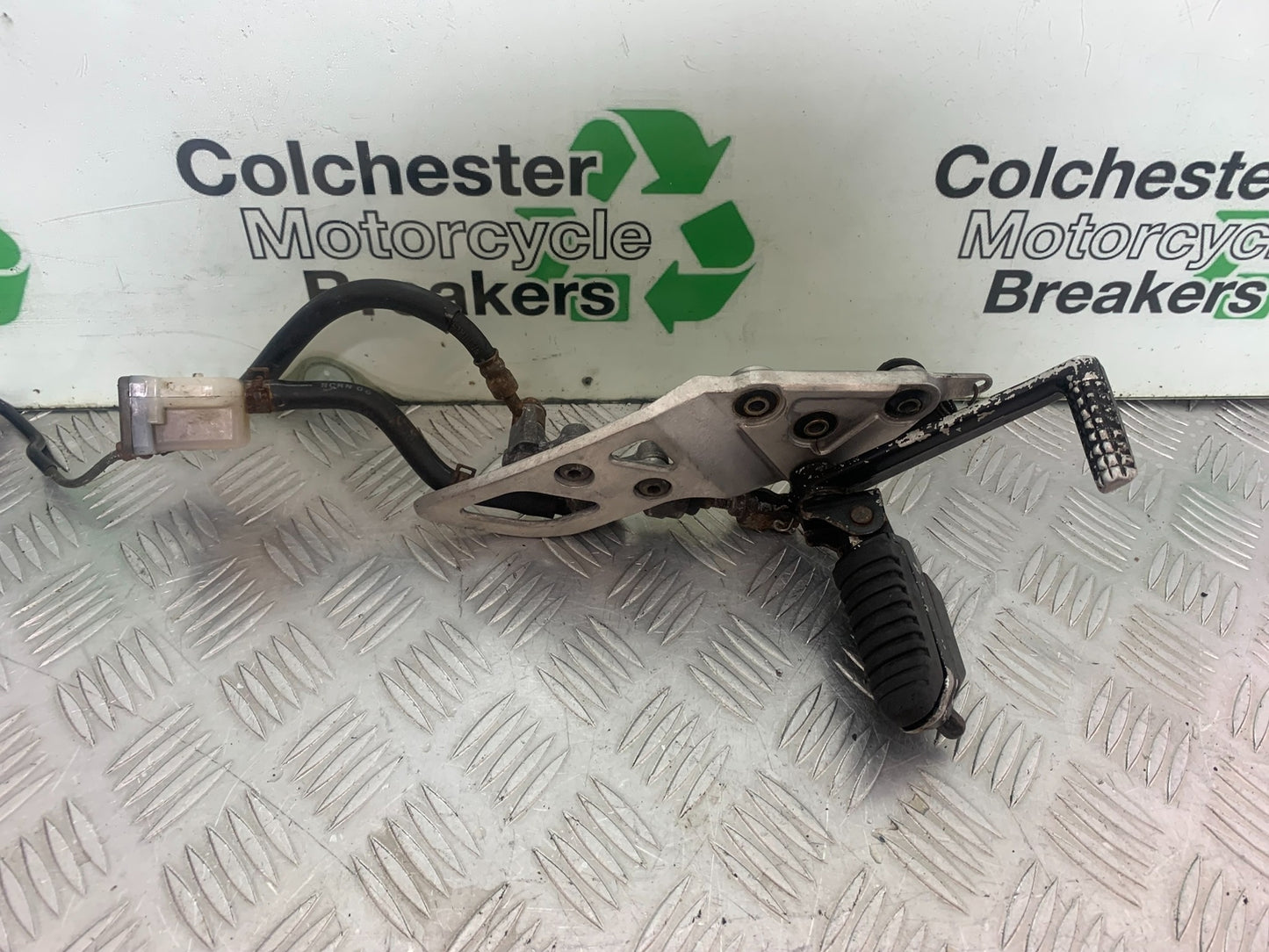 SUZUKI GSF650 GSF 650 FRONT RIGHT HANGER   YEAR 2007-2009  (CMB1161)