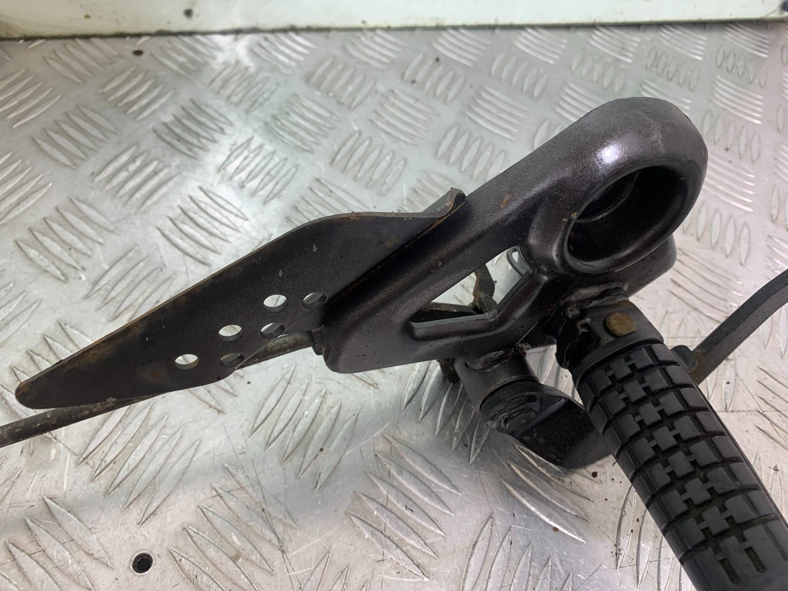 HONDA CBF125 CBF 125 FRONT RIGHT HANGER  YEAR 2009-14 (CMB1182)