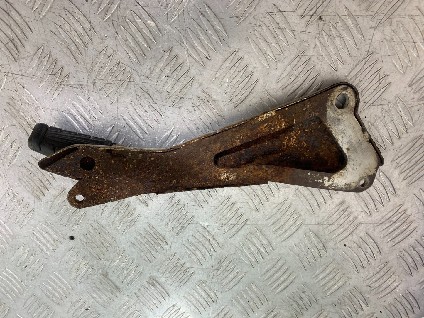 YAMAHA YBR125 CUSTOM FRONT LEFT HANGER   YEAR 2008-2016 (CMB1192)