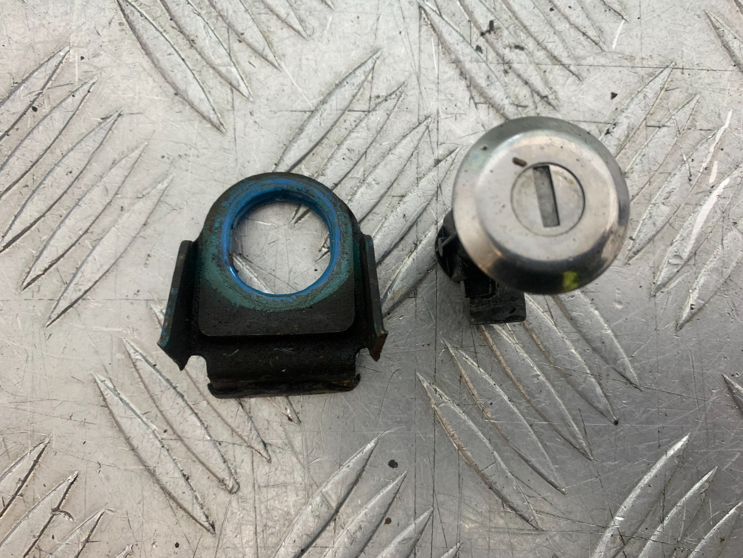 SUZUKI GP100 GP 100 LOCK AND BRACKET YEAR 1978-1988 (CMB1259)