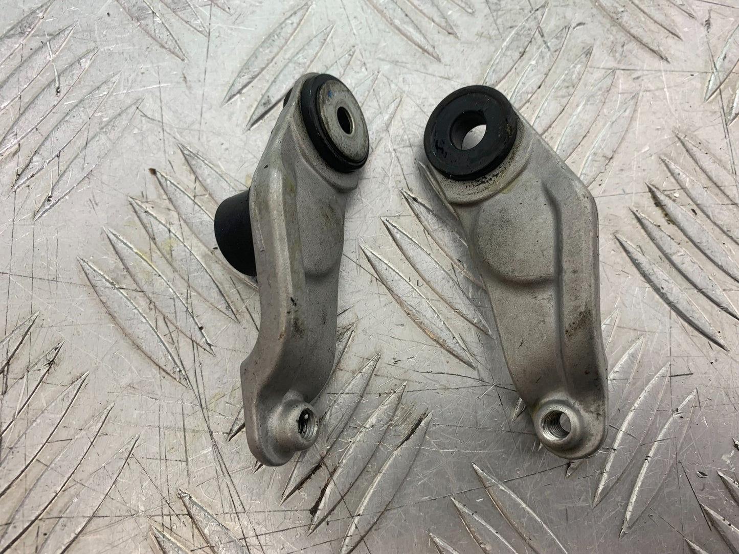YAMAHA YZF R1 4C8 PETROL TANK BRACKETS   YEAR 2007-2008 (CMB1237)