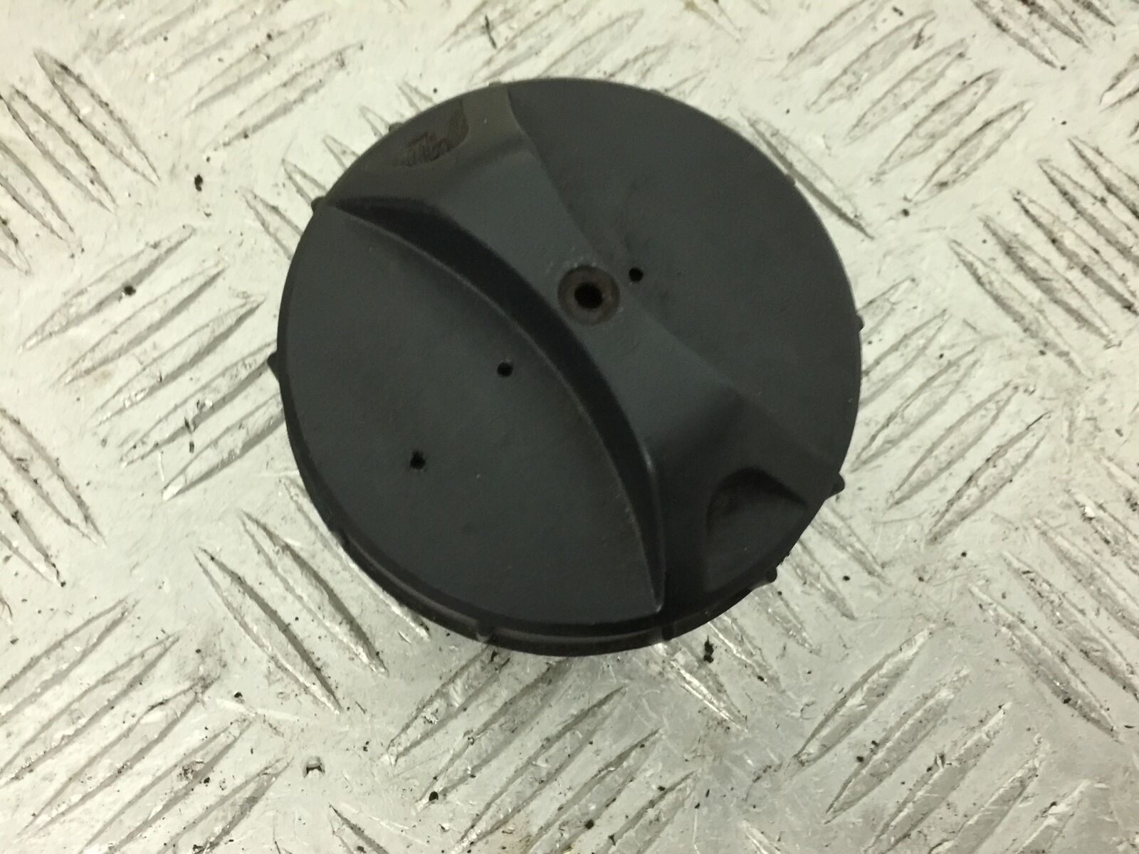 SUZUKI AN 250 BURGMAN PETROL TANK CAP   YEAR 1999  (STOCK 881)
