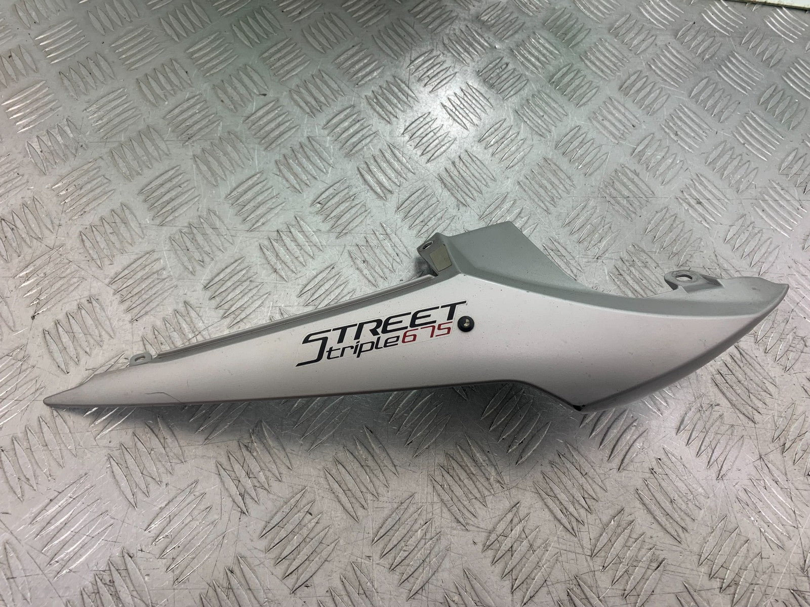 TRIUMPH 675 STREET TRIPLE RX RIGHT SEAT PANEL 2015-2017 (CMB1299)
