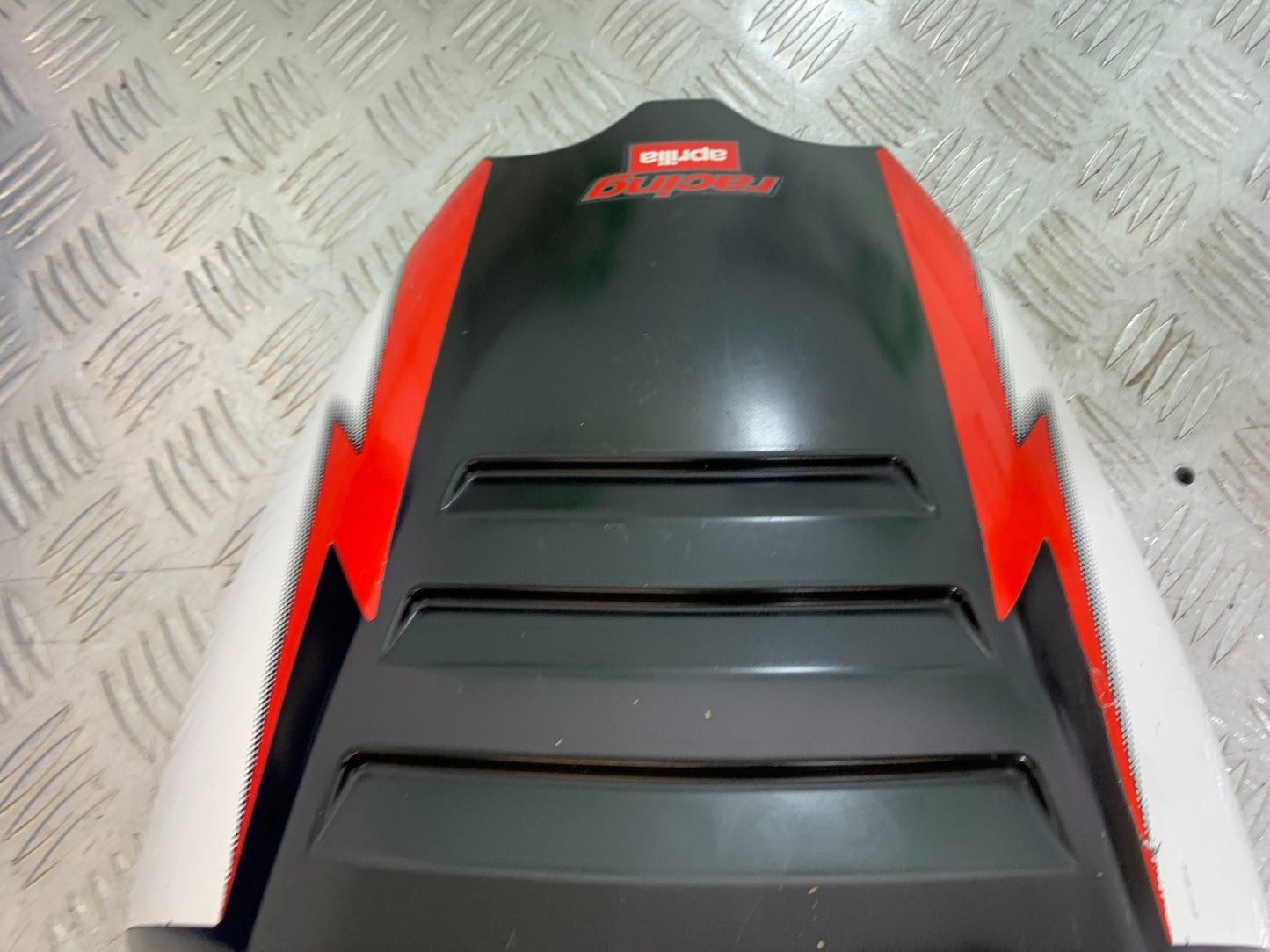 APRILIA RSV1000 RSV 1000 MILLE SEAT HUMP  1998- 2003 (CMB1184)