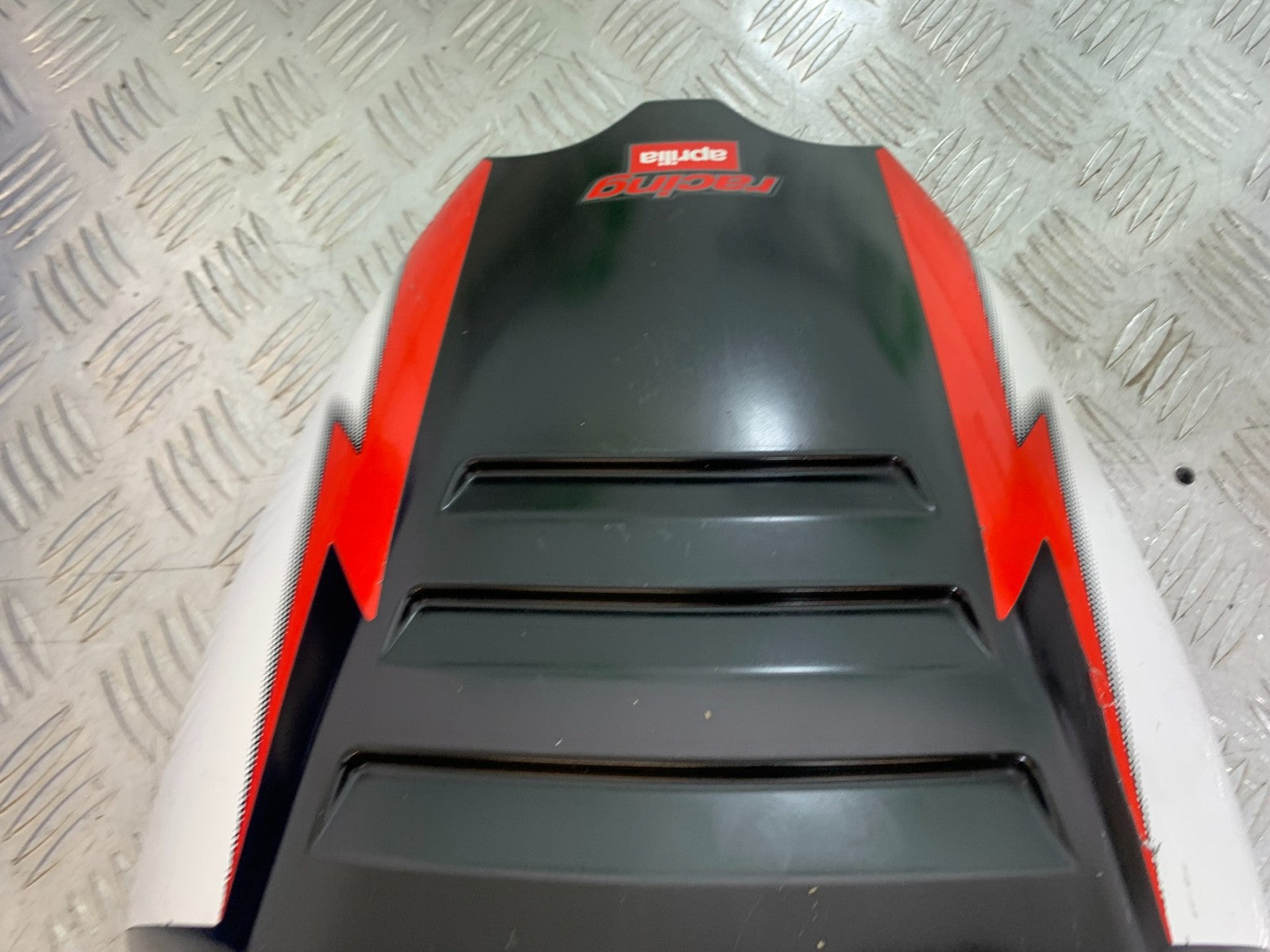 APRILIA RSV1000 RSV 1000 MILLE SEAT HUMP  1998- 2003 (CMB1184)