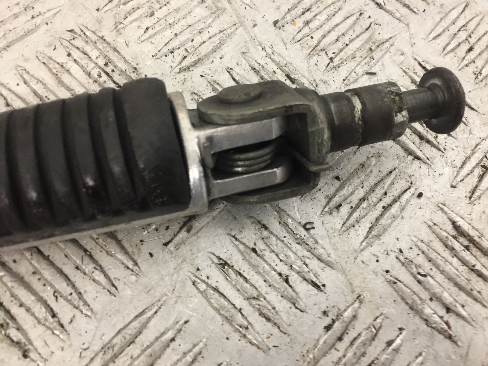 YAMAHA FZ1-N FRONT LEFT PEG   YEAR 2006-2012  (STOCK 787)