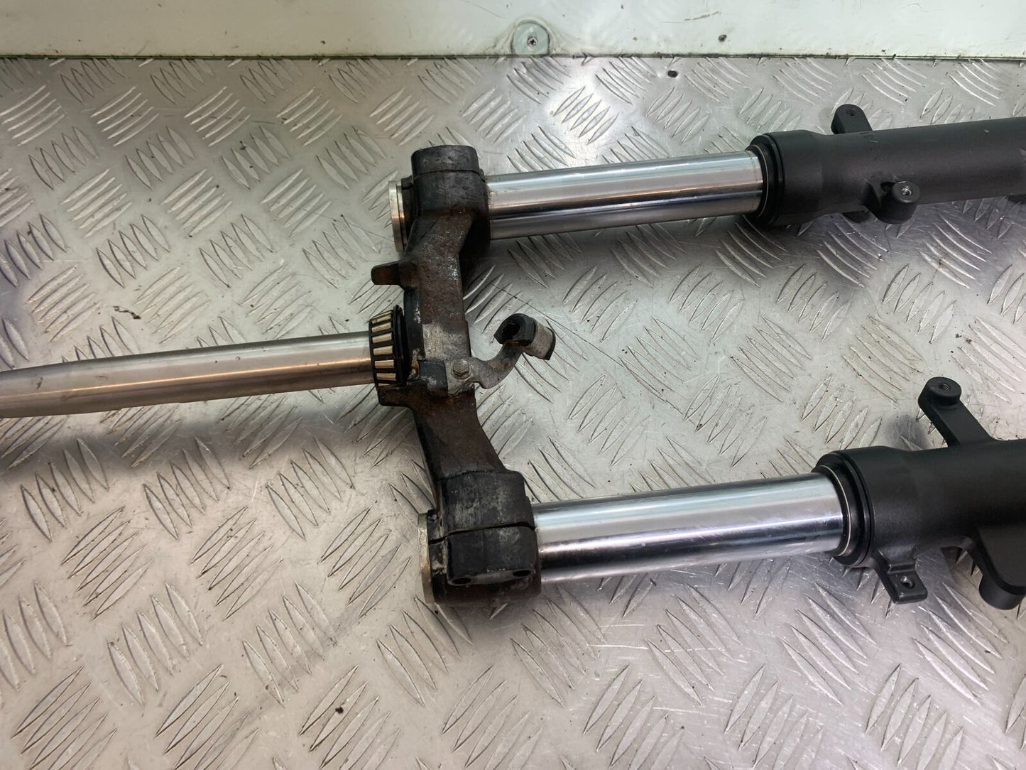 SUZUKI AN400 AN 400 BURGMAN FORKS AND BOTTOM YOKE   YEAR 2017-2024 (CMB1118)