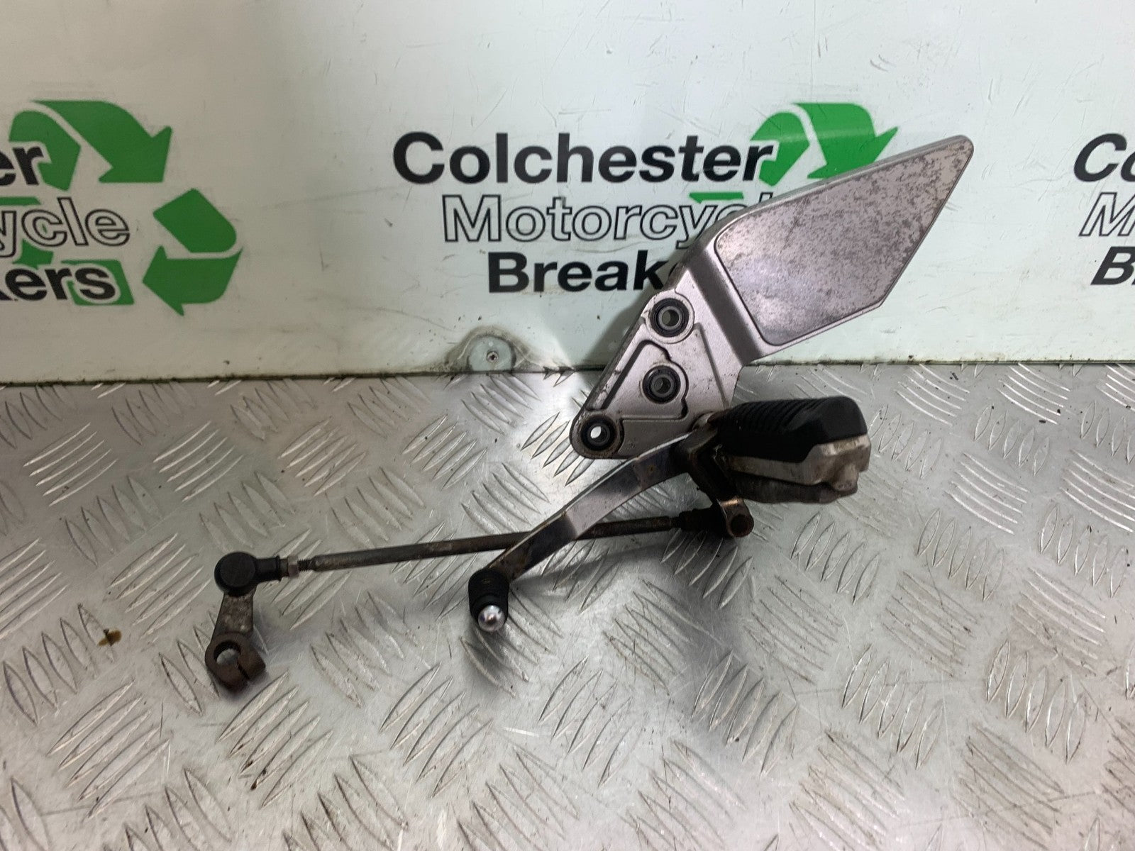 SUZUKI GSF600 GSF 600 BANDIT FRONT LEFT HANGER   2000-2004 (CMB1269)