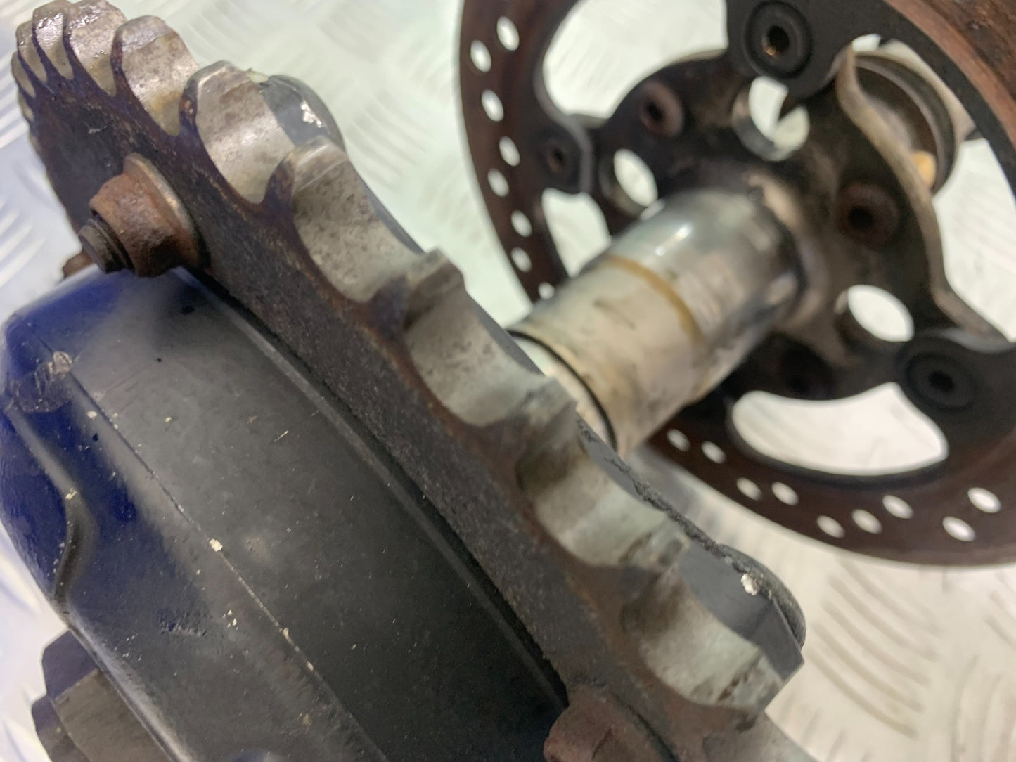 TRIUMPH T509 SPEED TRIPLE REAR HUB DISC AND SHAFT  YEAR 1997-1998 (CMB1144)