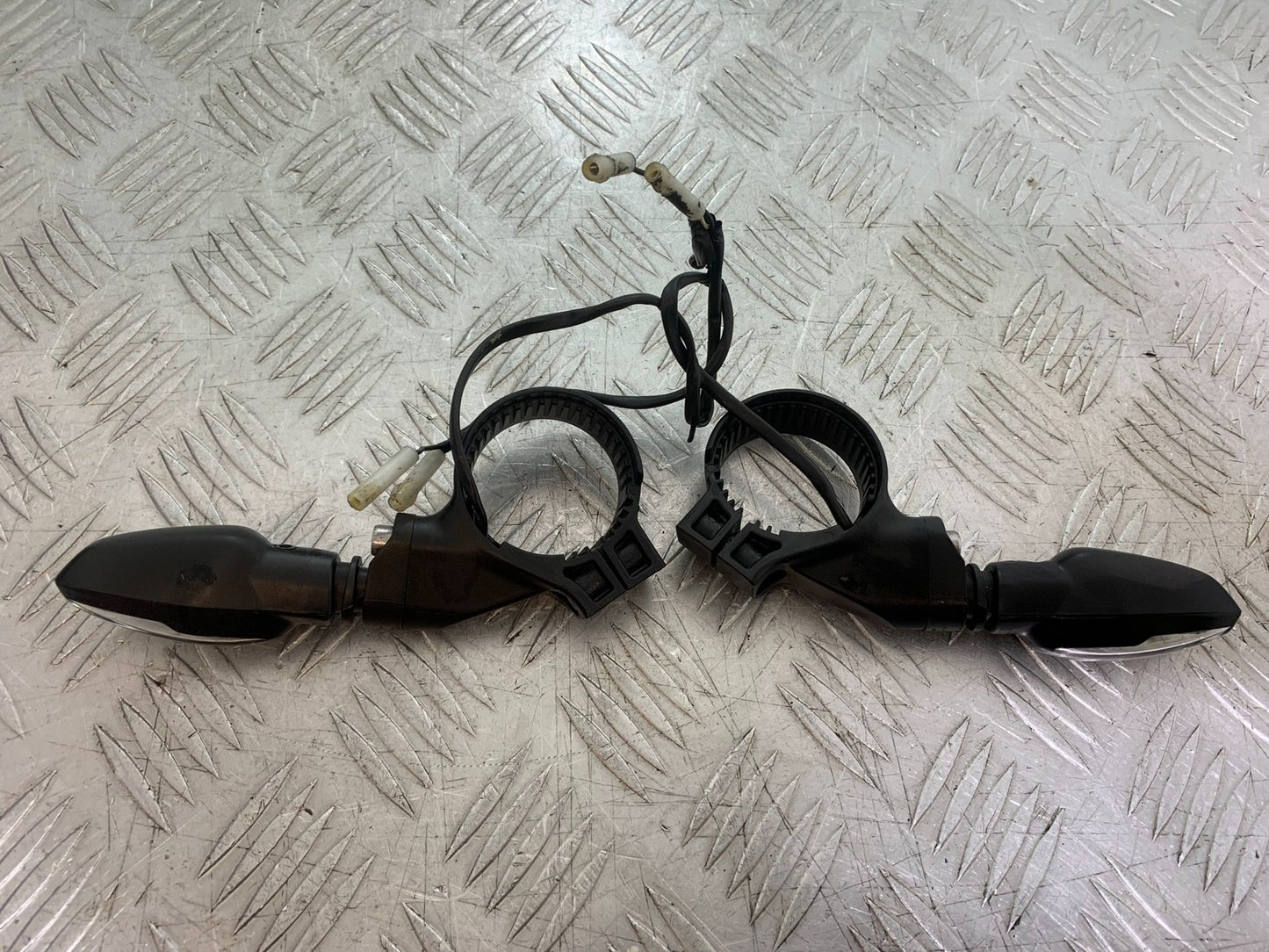 TRIUMPH TRIDENT 660 FRONT INDICATORS  YEAR 2021-2024 (CMB1295)