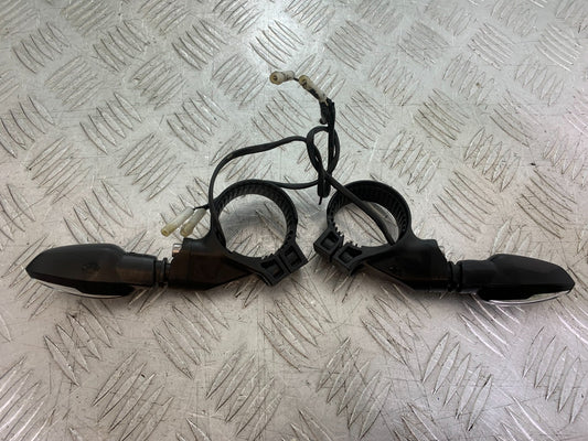 TRIUMPH TRIDENT 660 FRONT INDICATORS  YEAR 2021-2024 (CMB1295)