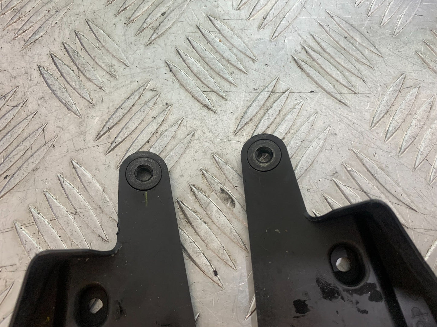 YAMAHA YZF R1 14 B BIG BANG LEFT & RIGHT BRACKETS  2009-14 (CMB1175)
