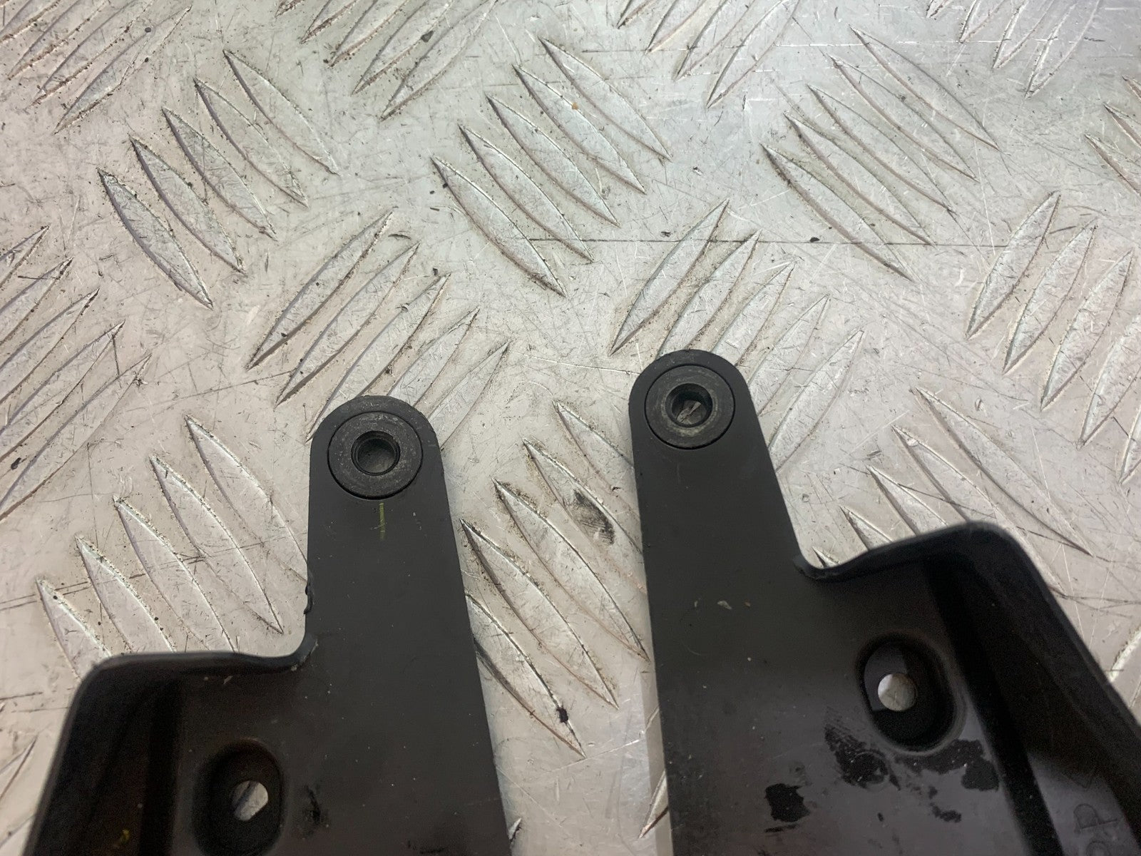 YAMAHA YZF R1 14 B BIG BANG LEFT & RIGHT BRACKETS  2009-14 (CMB1175)