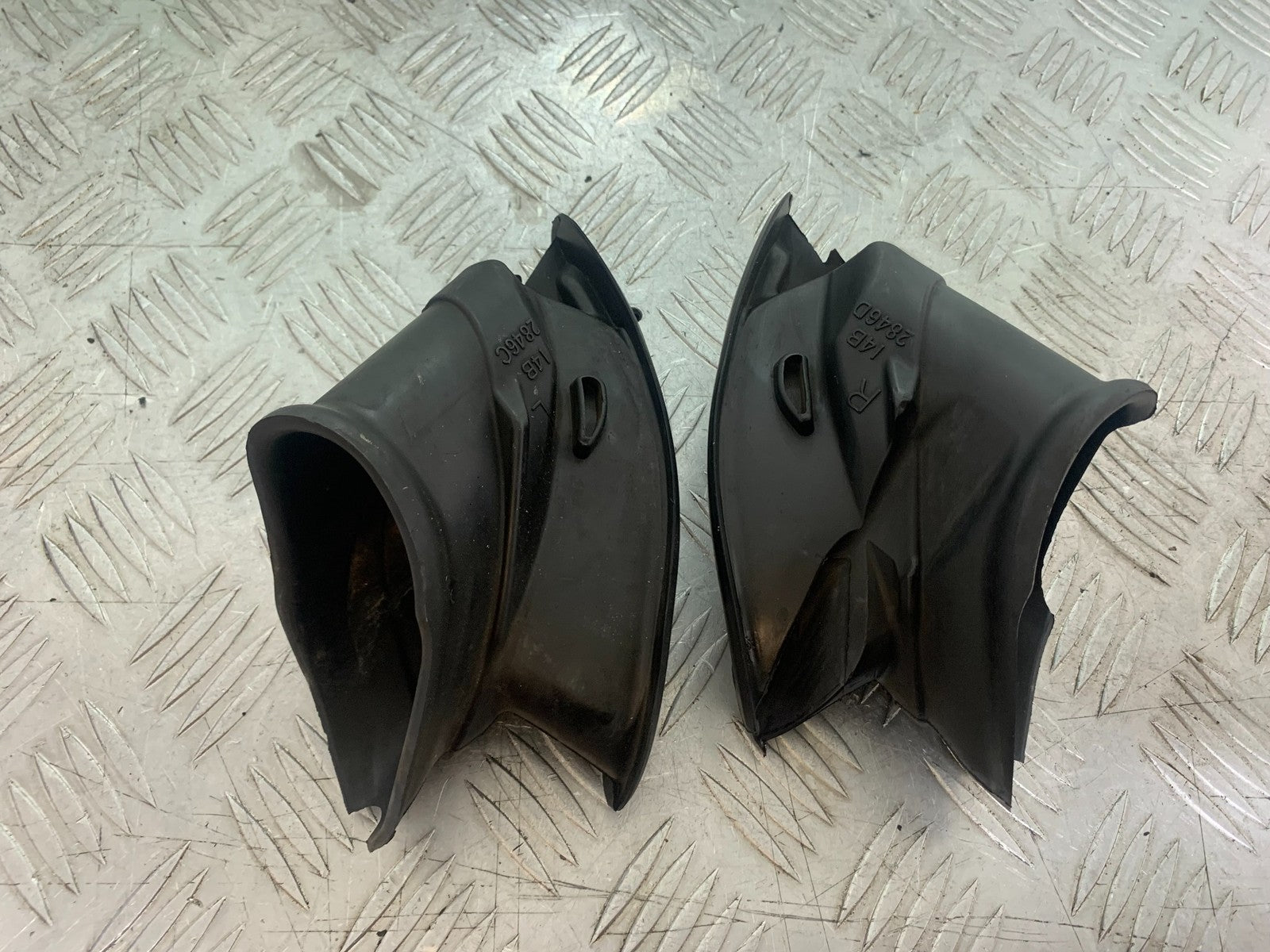 YAMAHA YZF R1 14 B BIG BANG LEFT & RIGHT AIR TUBE RUBBERS   2009-14 (CMB1175)