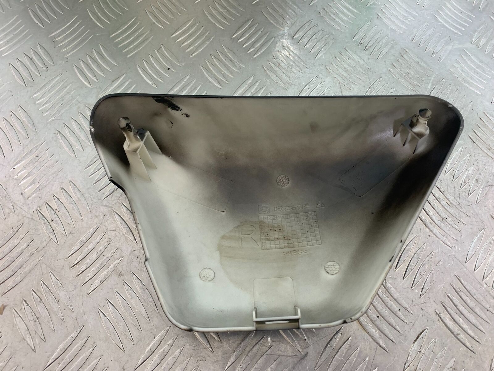 MUTT GT-SS 125 RIGHT SEAT PANEL  YEAR 2020- 2024 (CMB1085)
