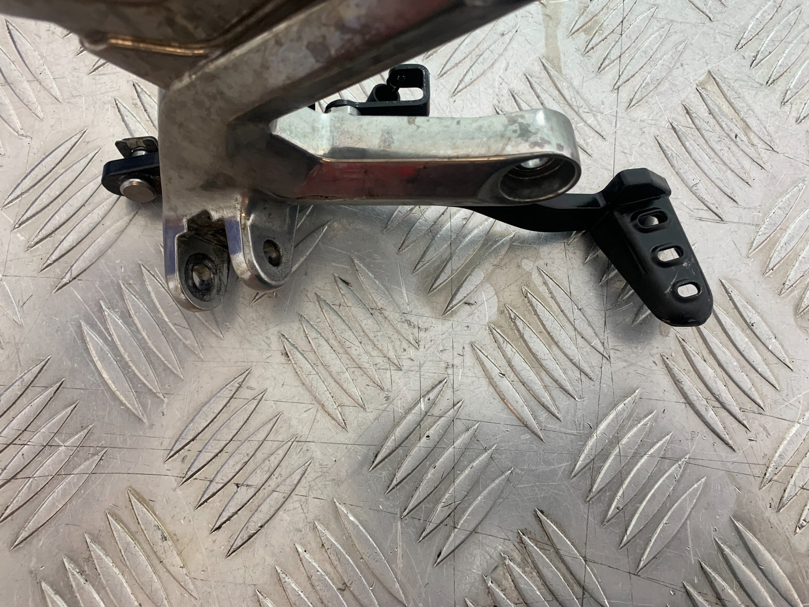 TRIUMPH TRIDENT 660 FRONT RIGHT HANGER  YEAR 2021-2024 (CMB1148)