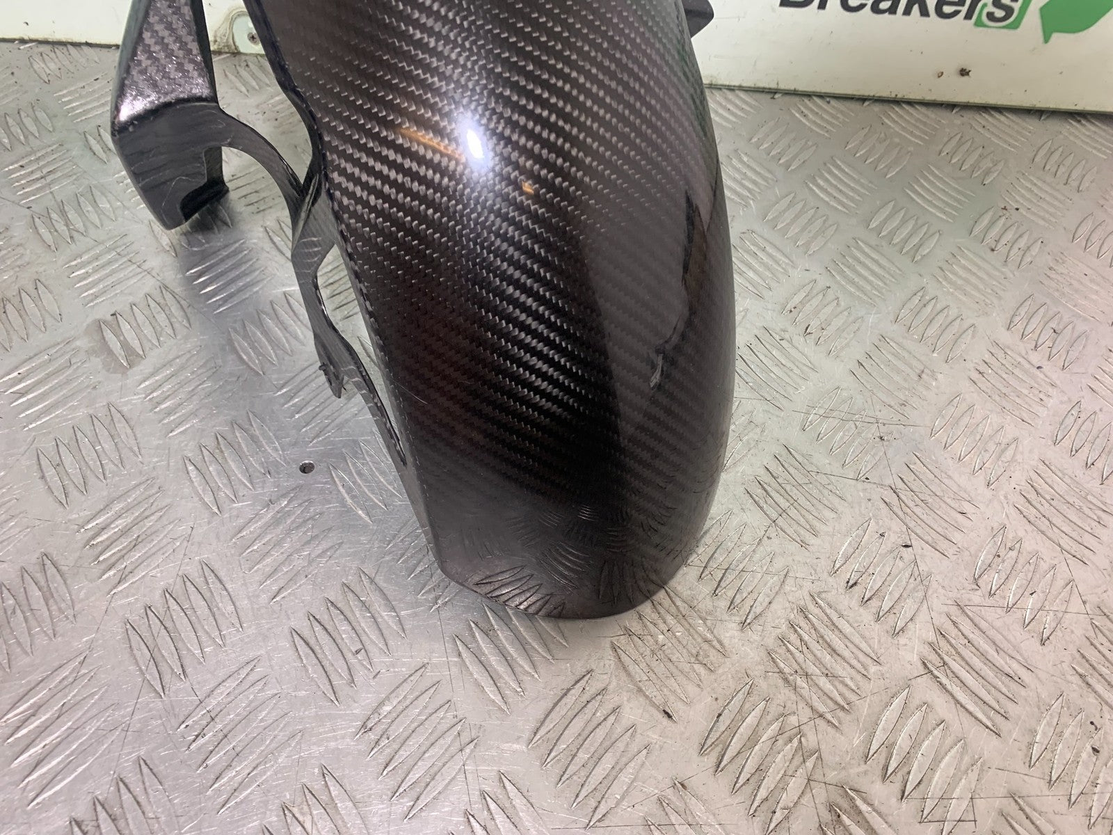 YAMAHA YZF R1 14 B BIG BANG CARBON FRONT MUDGUARD   2009-14 (CMB1175)