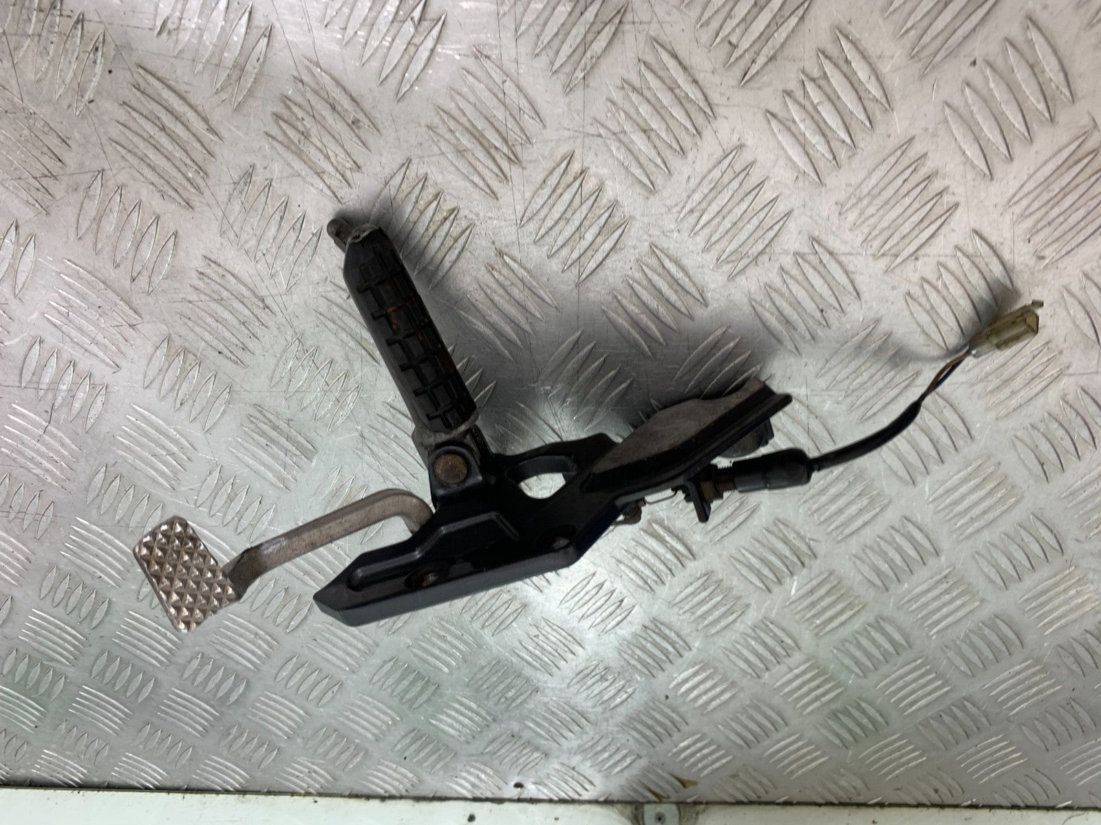 KAWASAKI ZZR1100 D FRONT RIGHT HANGER YEAR 1993-2001 (CMB1189)
