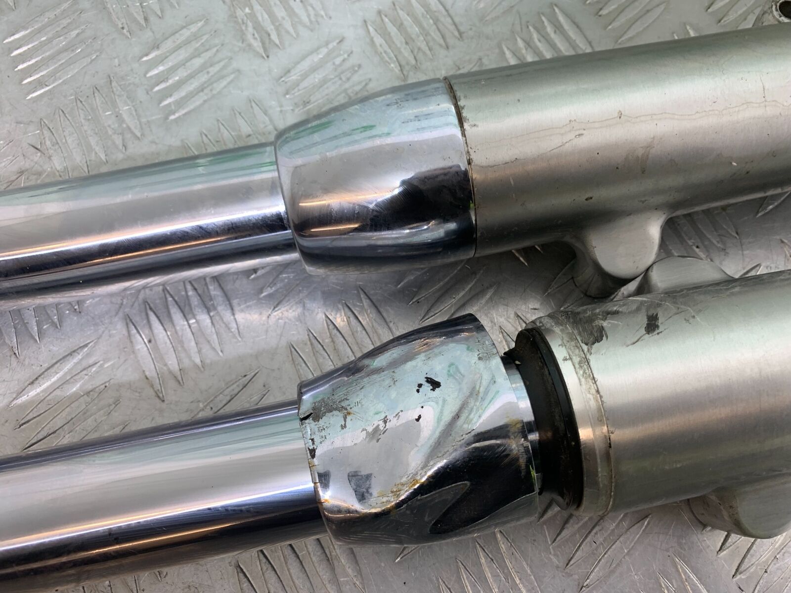 TRIUMPH THUNDERBIRD 1600 FORKS (DAMAGED)  YEAR 2011 (CMB1107)