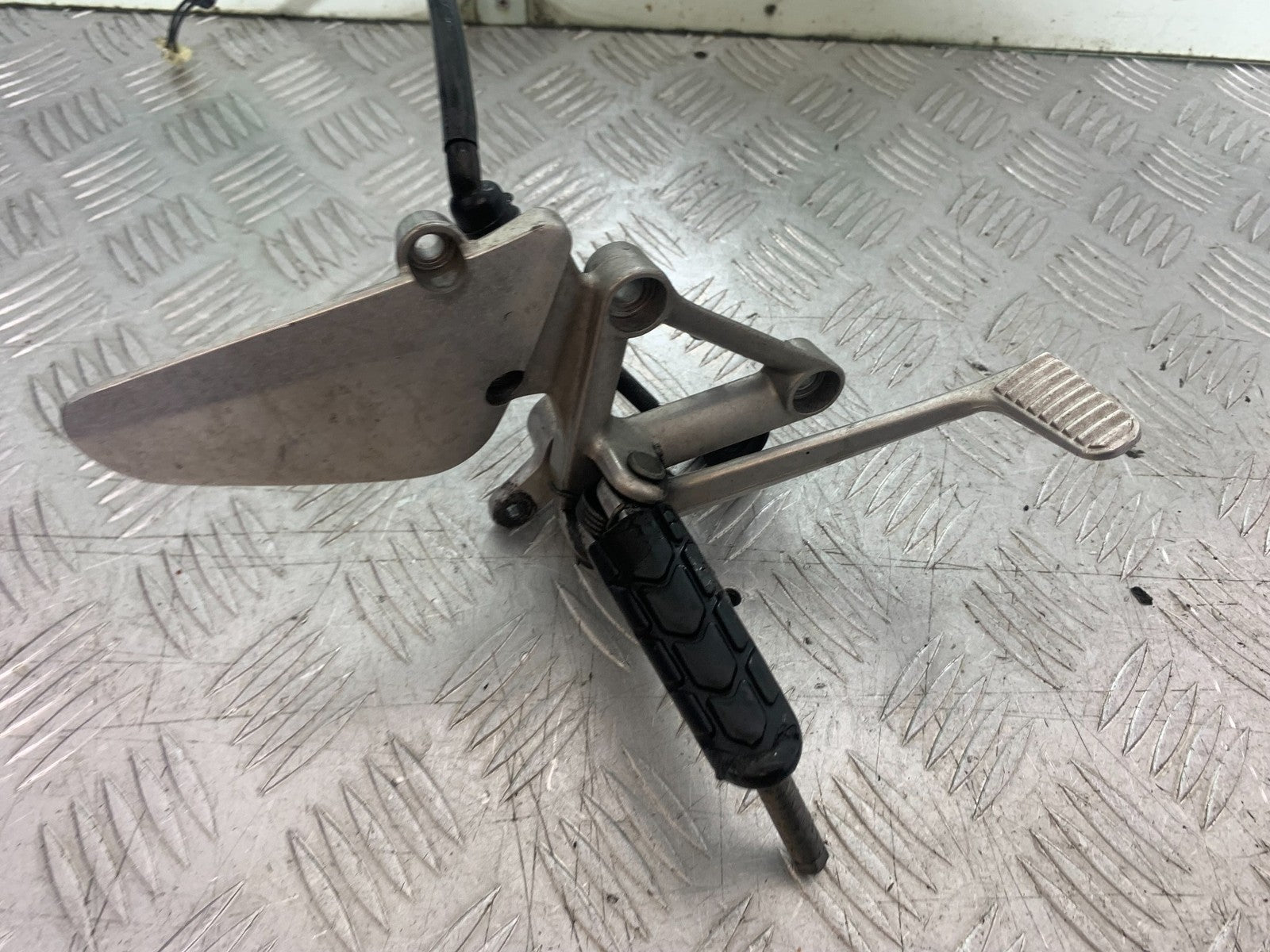 HONDA CBR1100 BLACKBIRD FRONT RIGHT HANGER YEAR 1999-2005 (CMB1232)