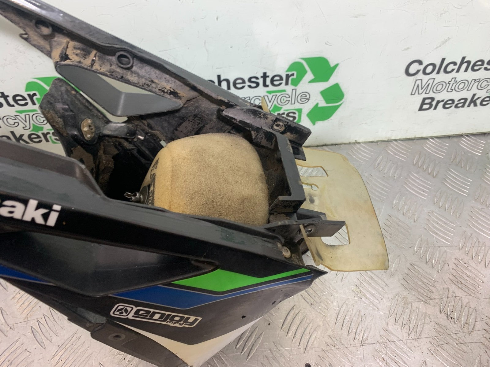 KAWASAKI KXF450 KXF 450 AIRBOX YEAR 2013 CMB1217)