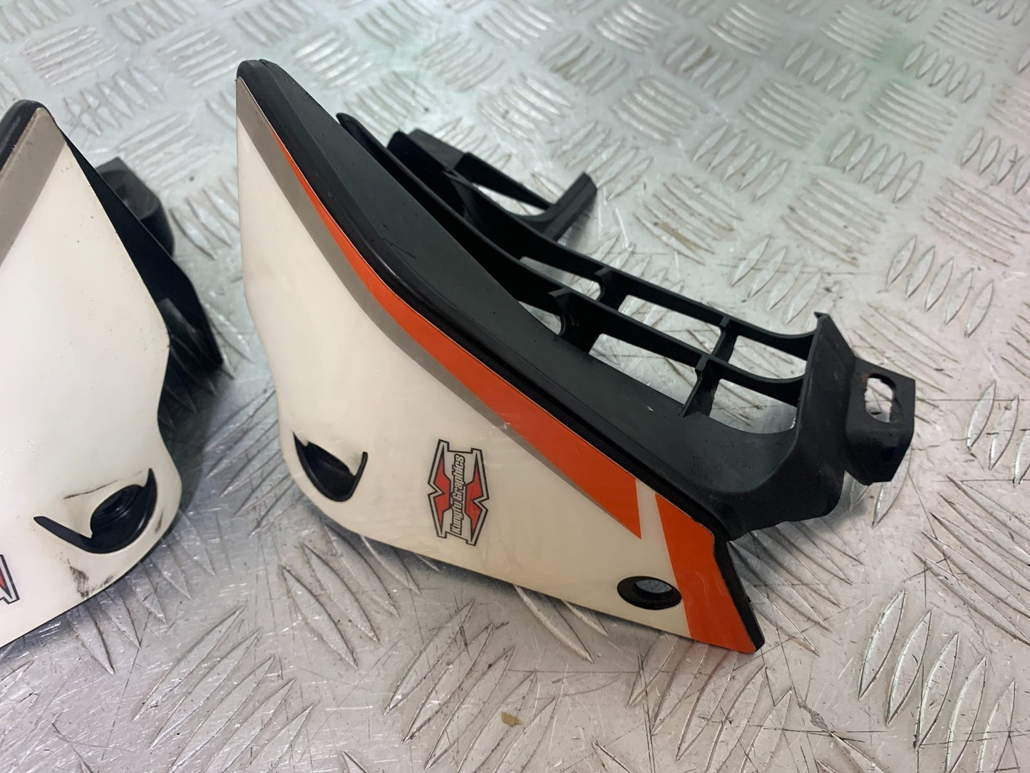 KTM DUKE 125 LEFT AND RIGHT RADIATOR COVERS   YEAR 2017-2022 (CMB1222)