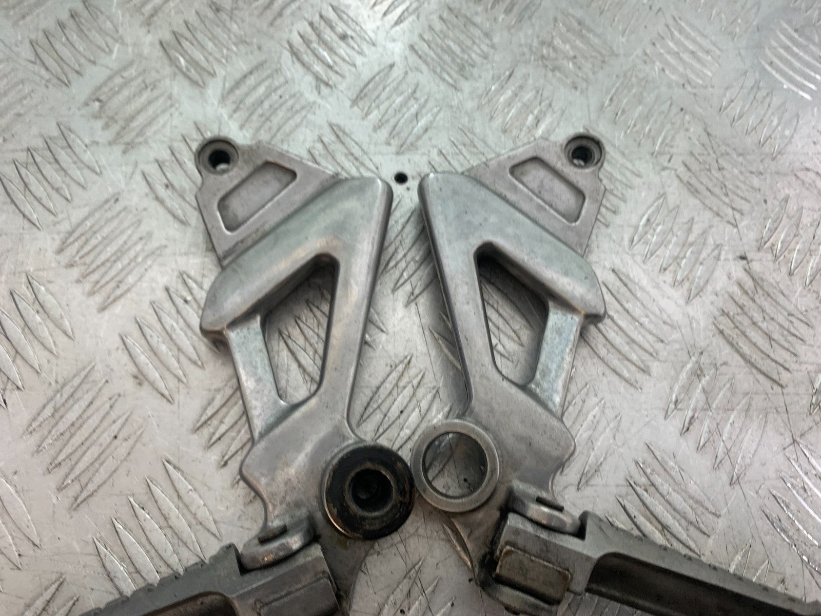 KAWASAKI ZZR1100 D REAR HANGERS AND PEGS   YEAR 1993-2001 (CMB1289)