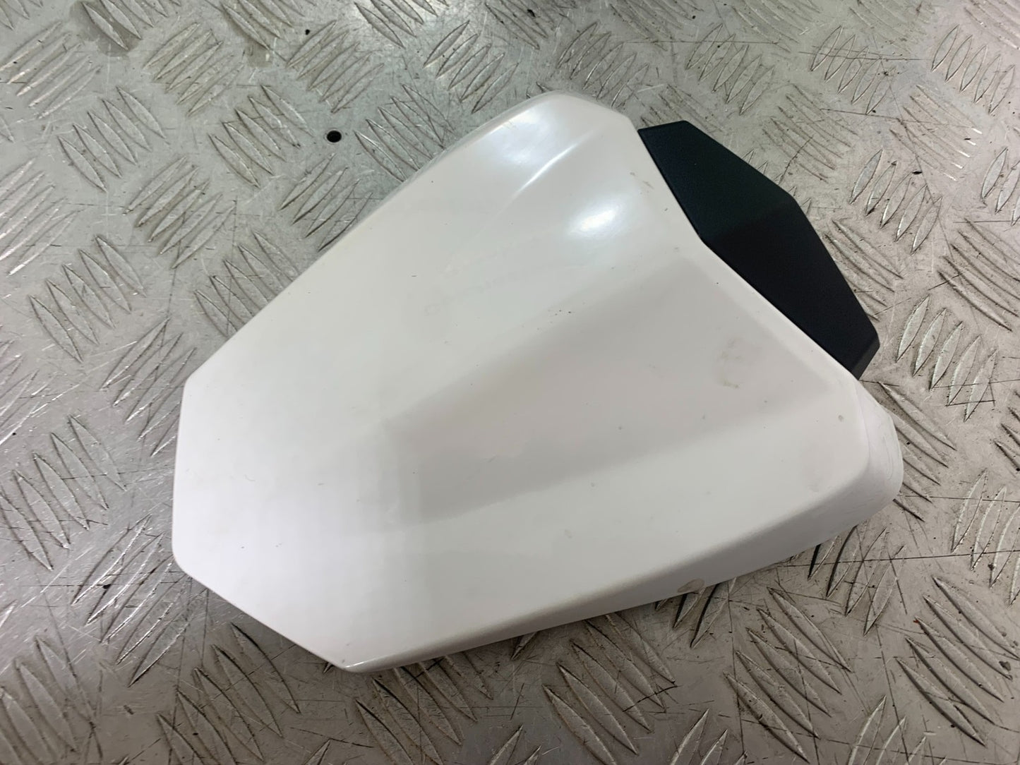 YAMAHA YZF R1 14 B BIG BANG REAR SEAT COWL   2009-14 (CMB1175)