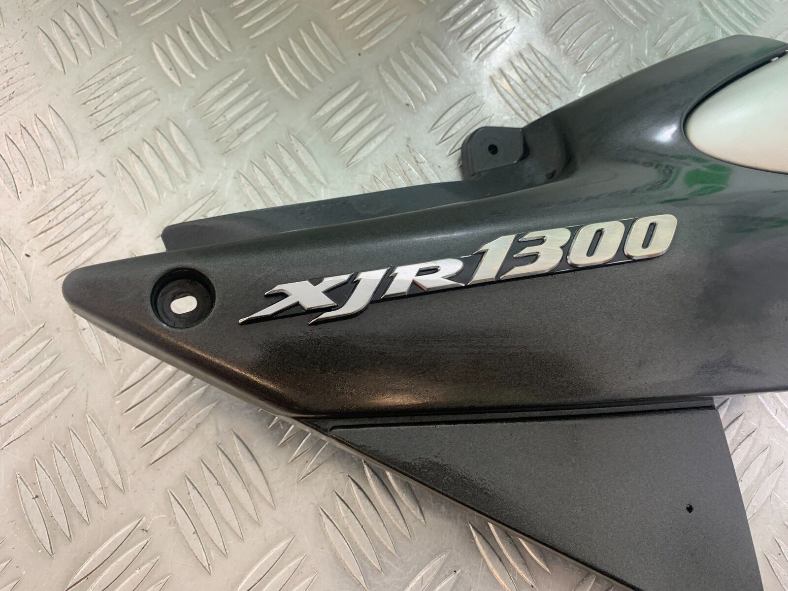 YAMAHA XJR1300 XJR 1300 RIGHT SEAT PANEL  YEAR 1999-2003 (CMB1055)