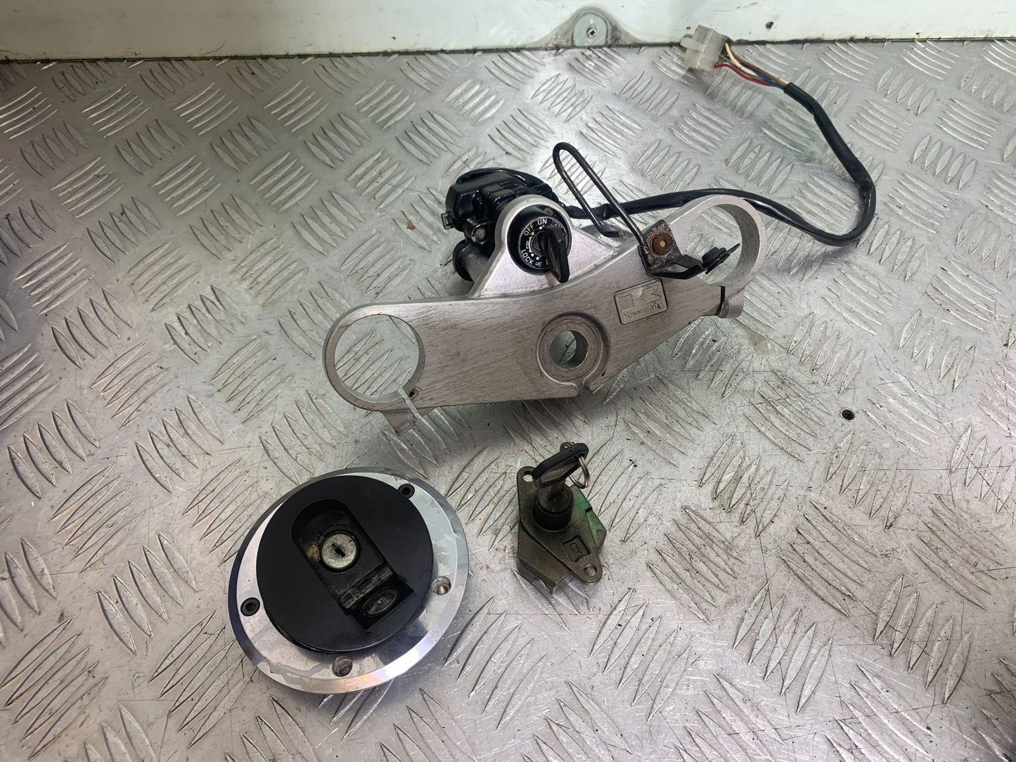 KAWASAKI ZX9R ZX9 E1 LOCKS AND KEYS   YEAR 2000-01 (CMB1171)
