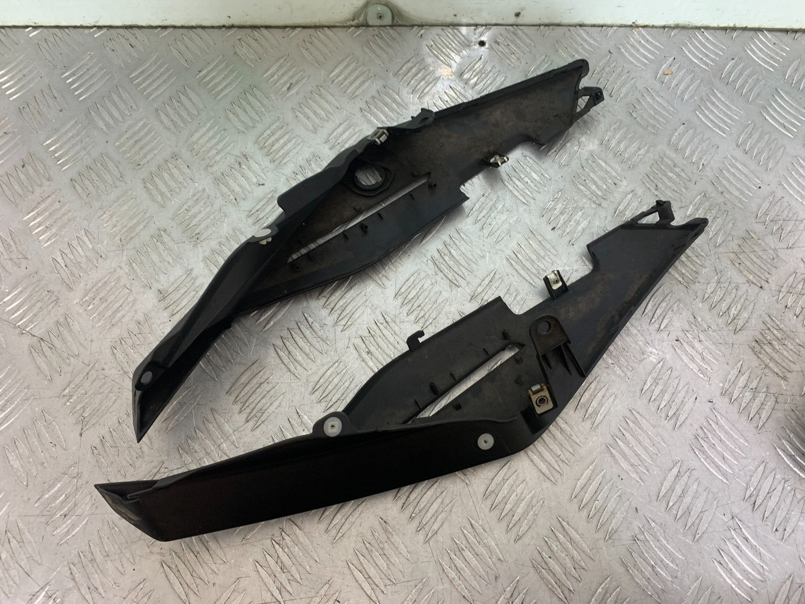 APRILIA TUONO 1000 V4R LEFT AND RIGHT SEAT PANELS  YEAR 2011-13  (CMB1316)