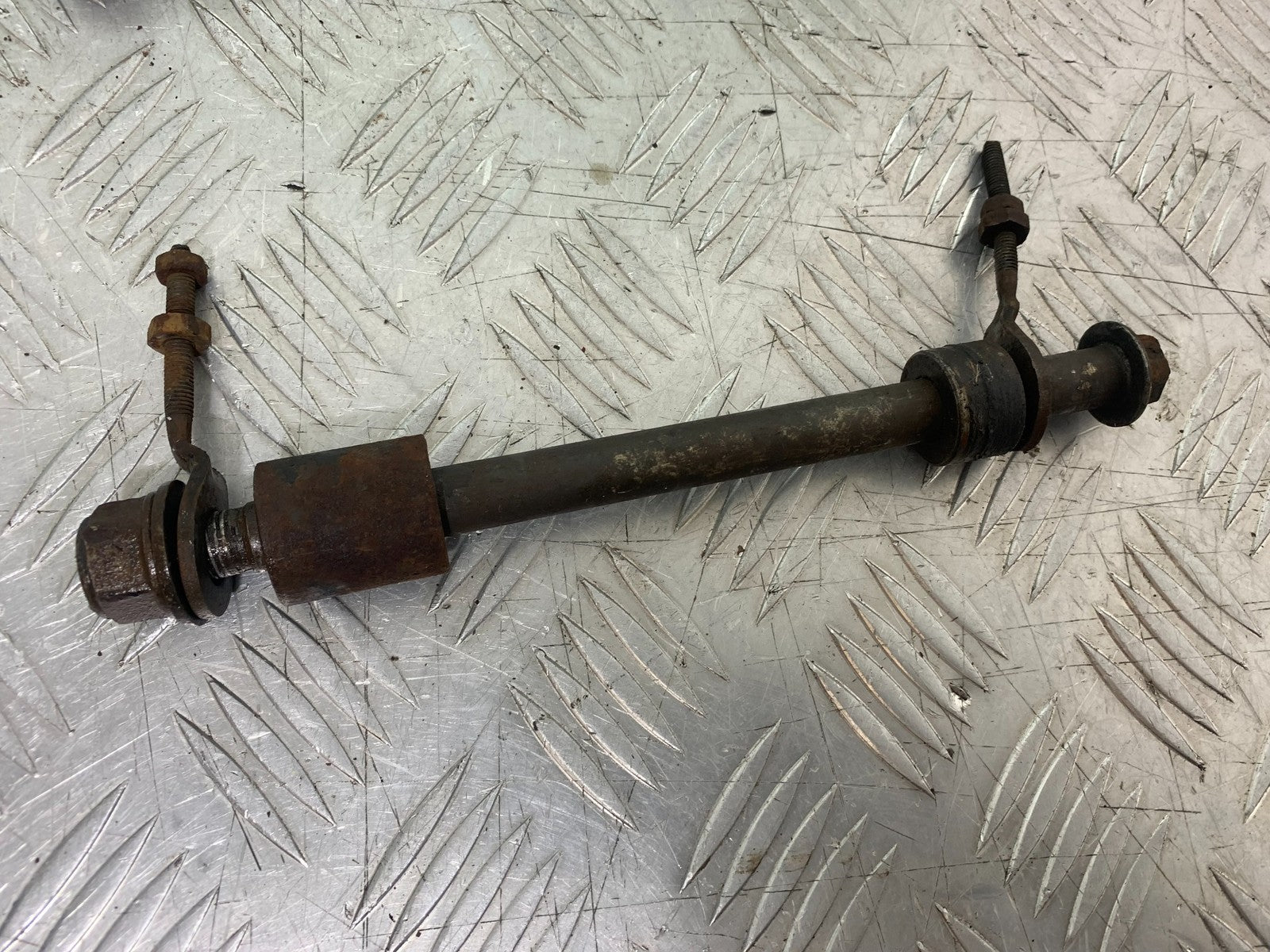 HONDA CG125 CG 125 REAR WHEEL SPINDLE & ADJUSTERS   YEAR 1998-2000 (CMB1282)