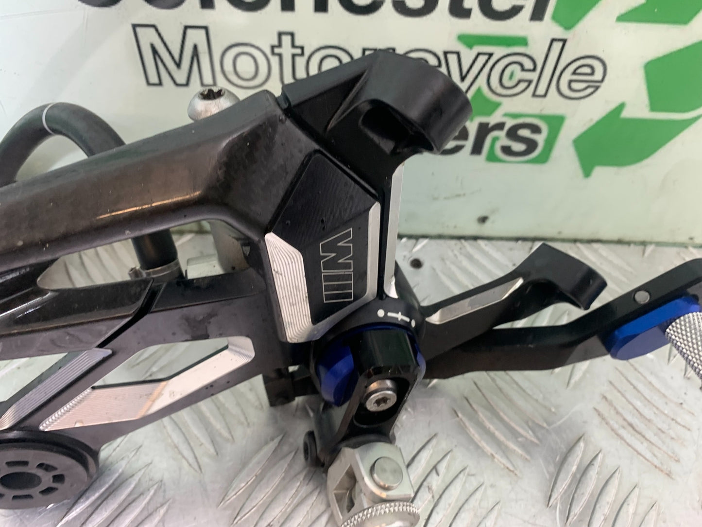 BMW M1000 R RIGHT FRONT HANGER HANGER YEAR 2023-2024 (CMB1140)