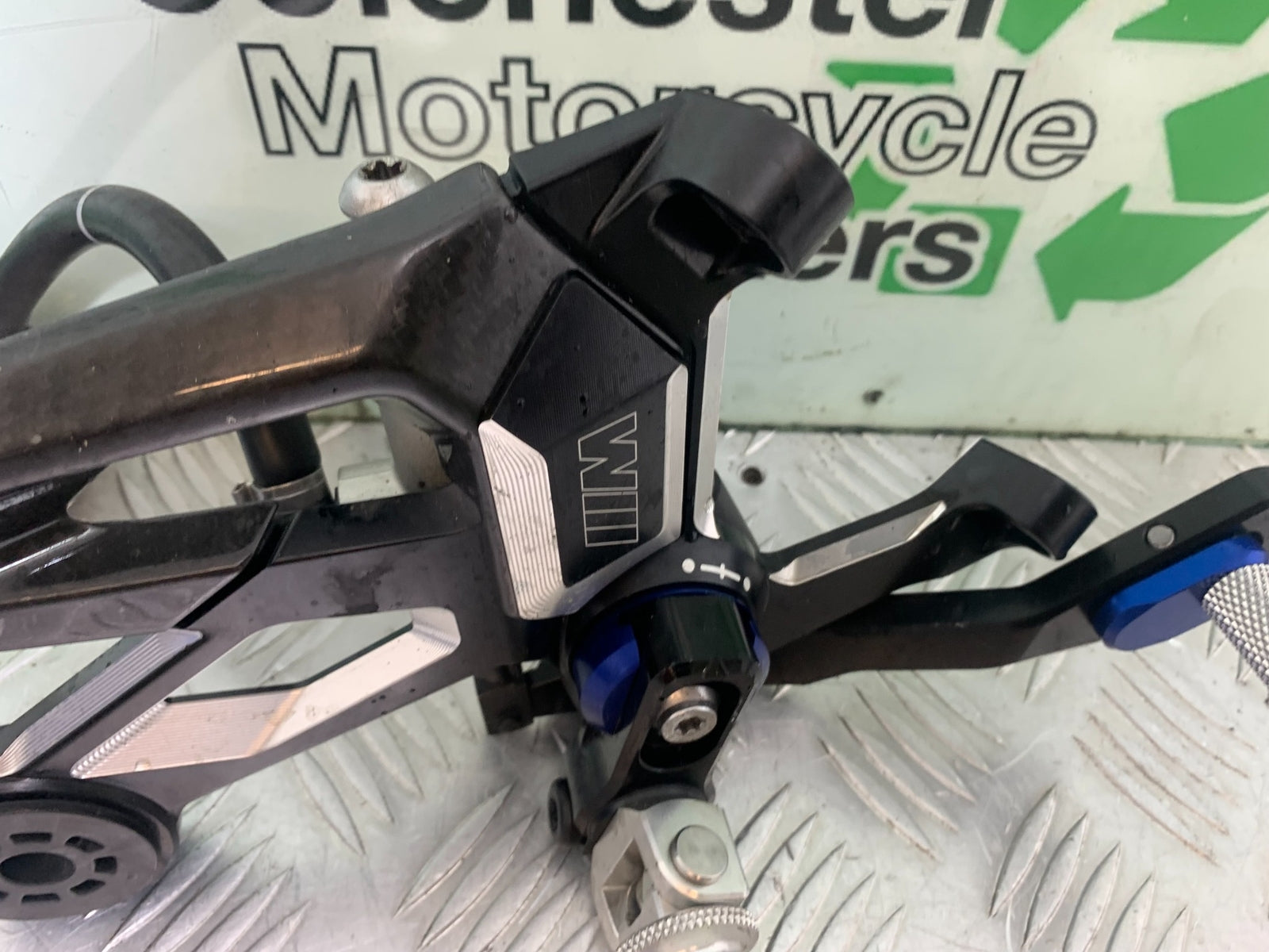 BMW M1000 R RIGHT FRONT HANGER HANGER YEAR 2023-2024 (CMB1140)
